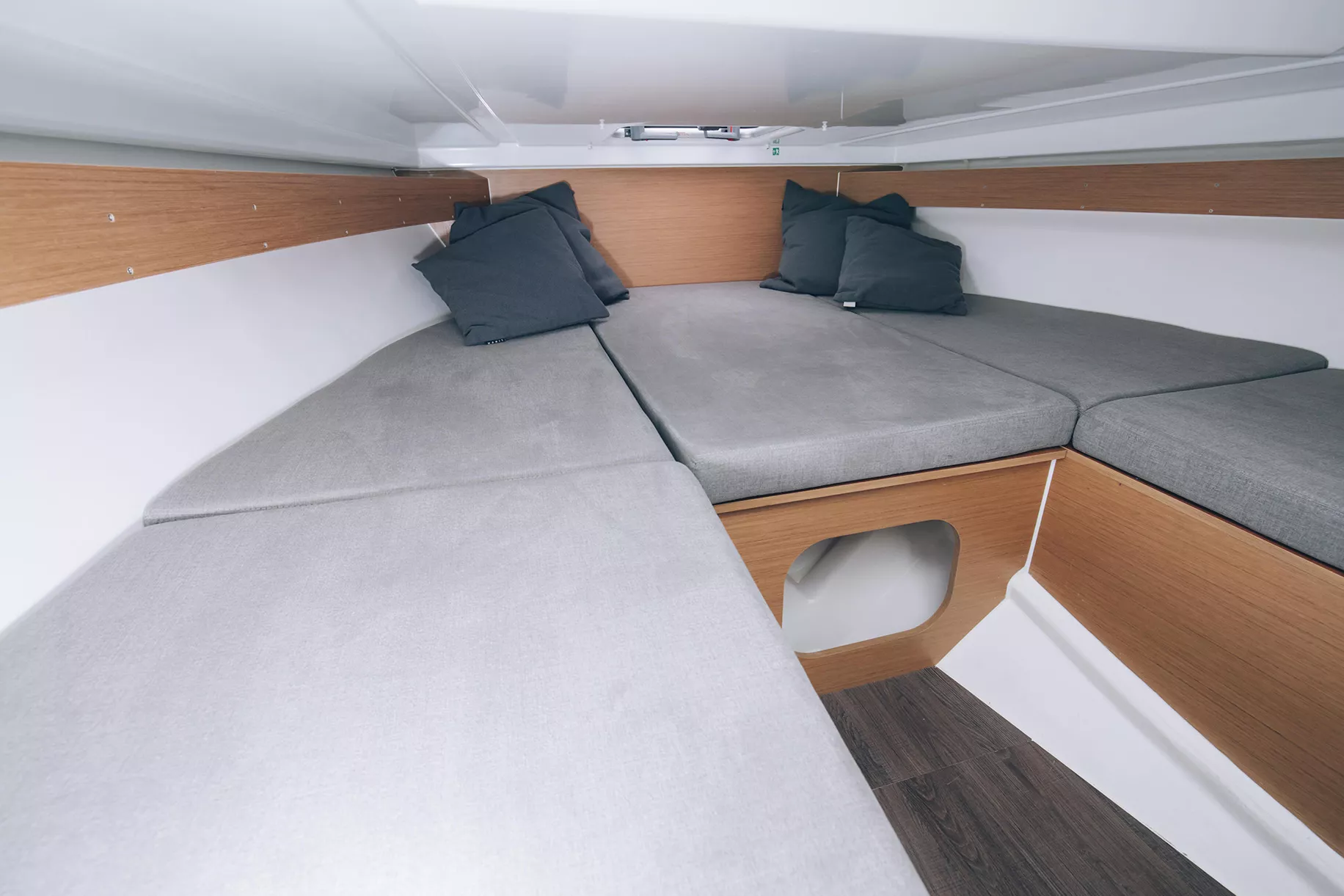 Vaartlander_BeneteauFlyer7SUNdeck-8.jpg Slaapruimte in cabine van Beneteau Flyer 7 SUNdeck