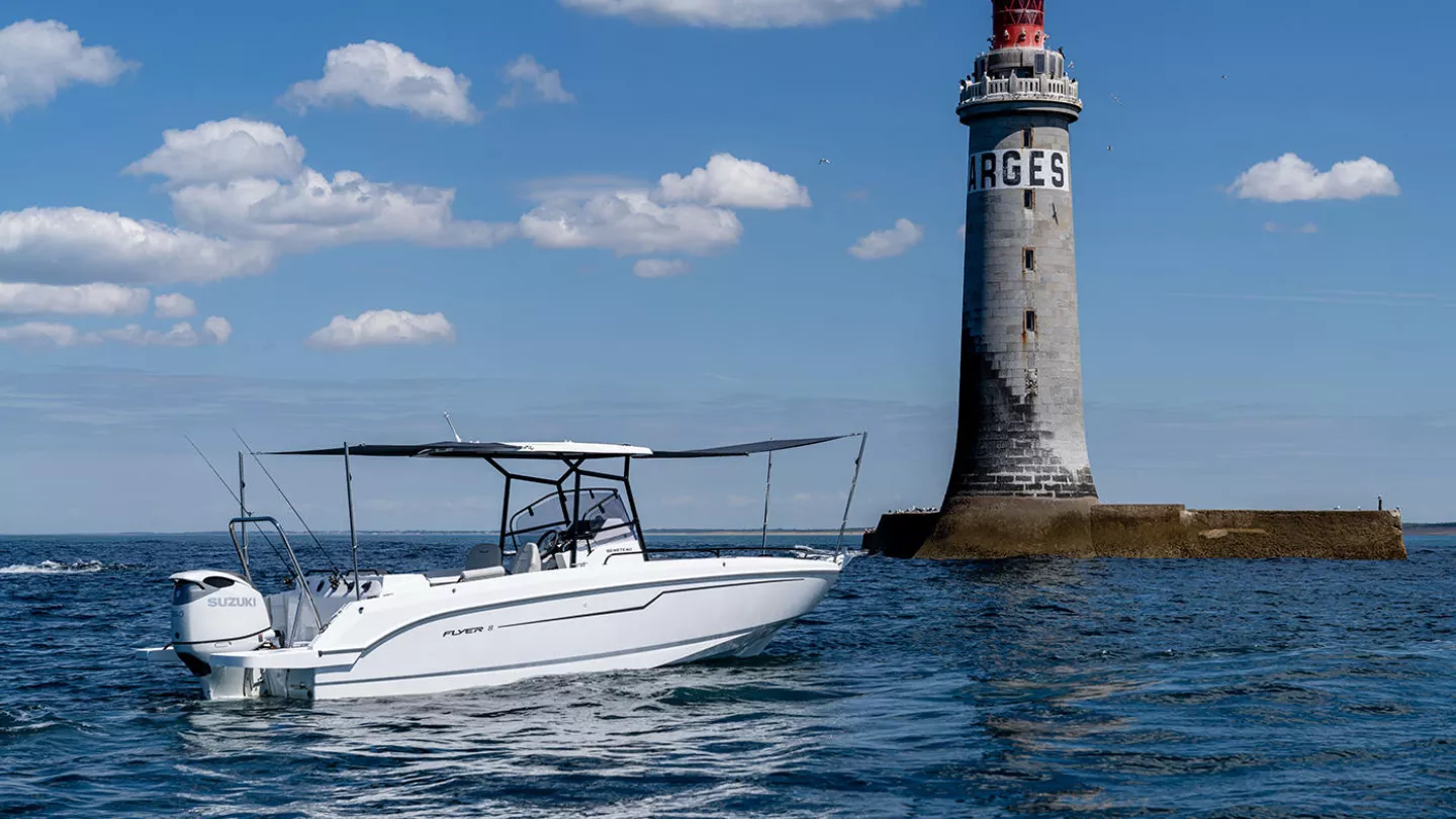 Vaartlander_BeneteauFlyer8SPACEdeck-10 Beneteau Flyer 8 SPACEdeck varend langs vuurtoren