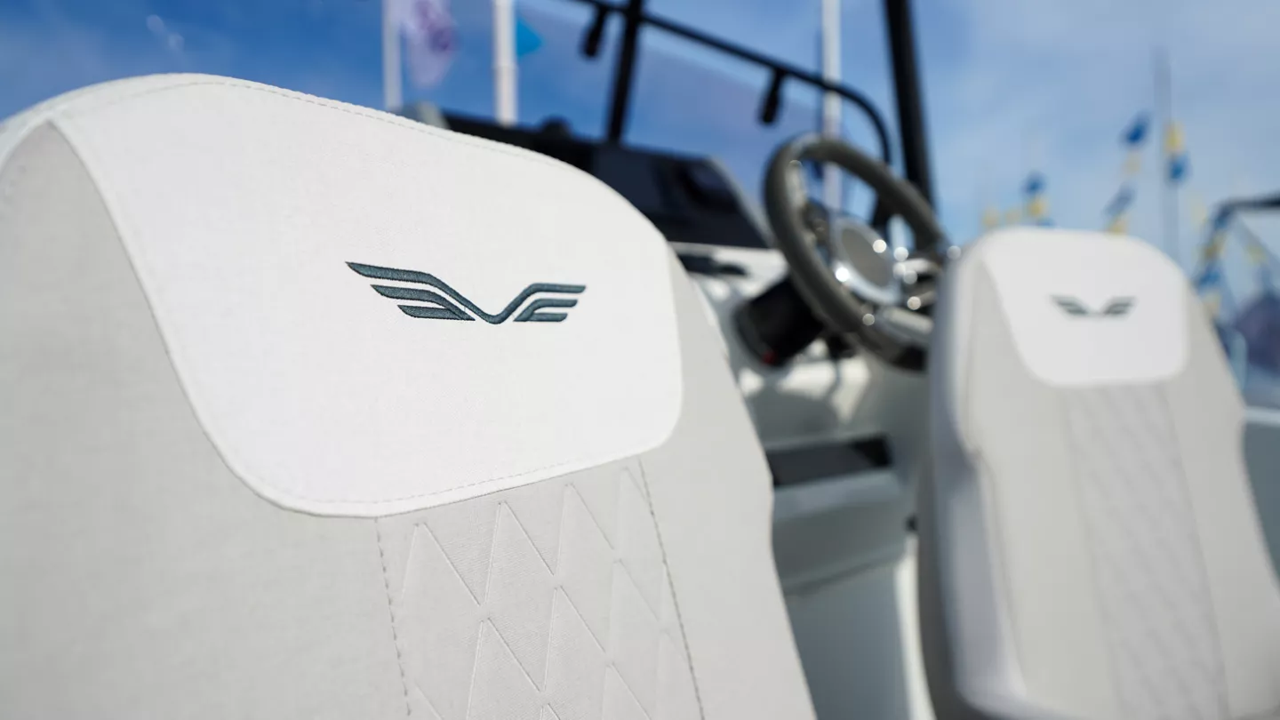Vaartlander_BeneteauFlyer8SPACEdeck-2 Detail van zitbank en afwerking in Beneteau Flyer 8 SPACEdeck