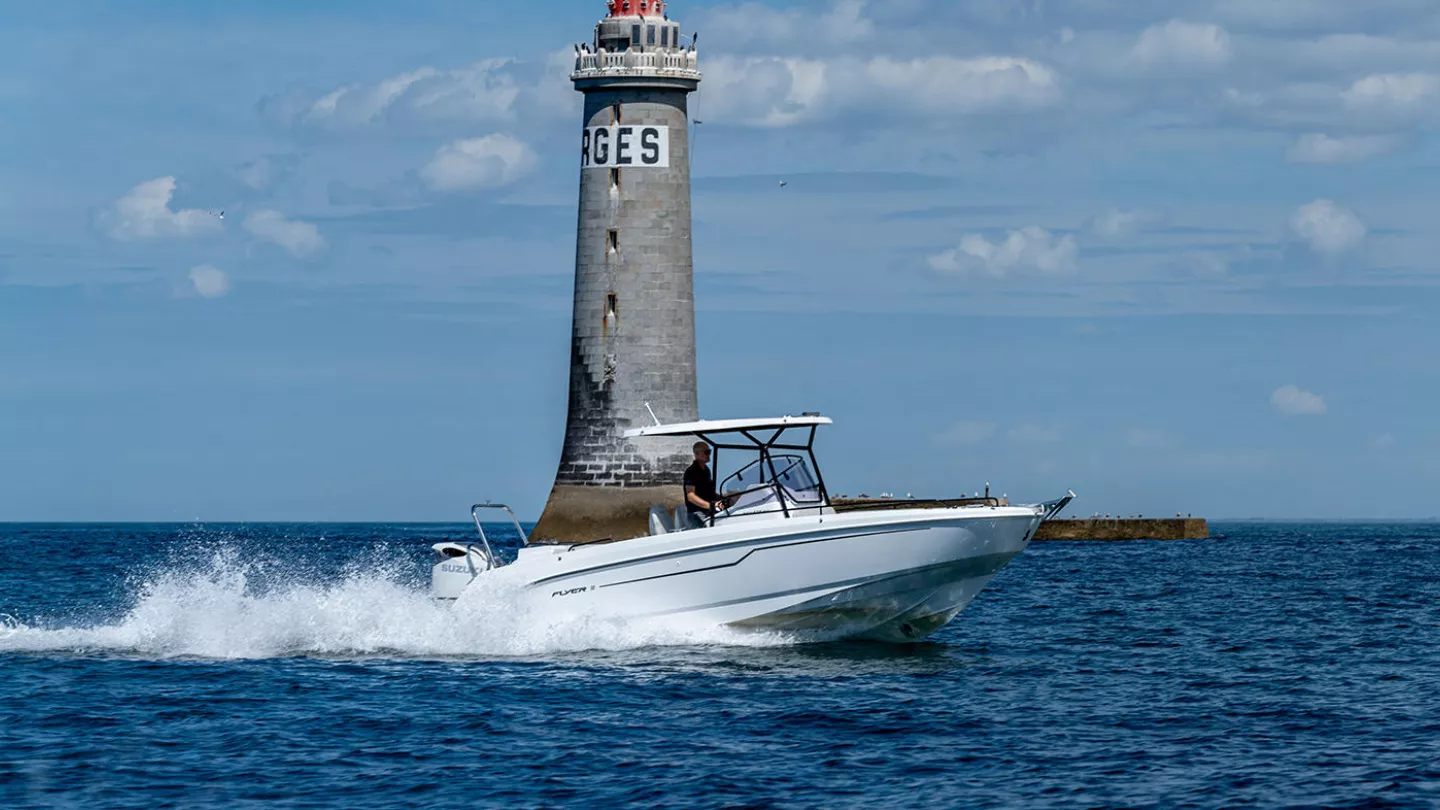 Vaartlander_BeneteauFlyer8SPACEdeck-7 Beneteau Flyer 8 SPACEdeck met zonnedak op open water