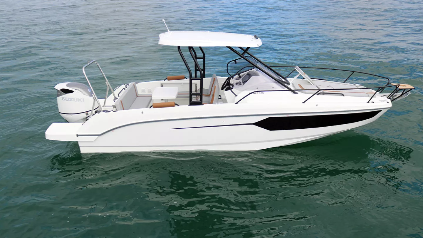 Vaartlander_BeneteauFlyer8SUNdeck-5 Beneteau Flyer 8 SUNdeck varend op rustig water