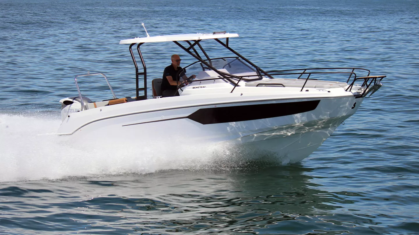 Vaartlander_BeneteauFlyer8SUNdeck-8 Beneteau Flyer 8 SUNdeck varend op open water