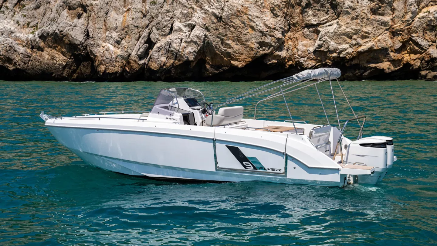 Vaartlander_BeneteauFlyer9SPACEdeck-3 Beneteau Flyer 9 SPACEdeck varend bij rotskust