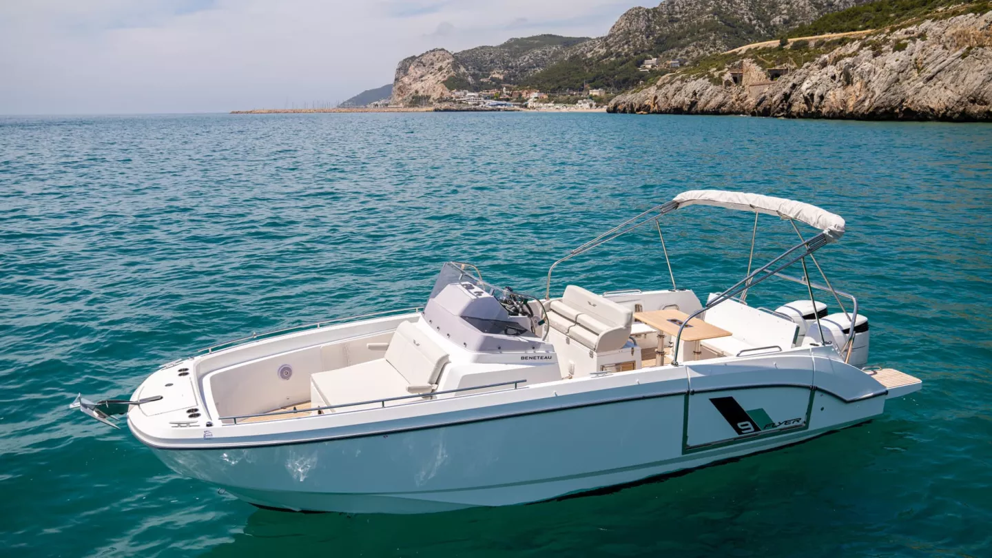 Vaartlander_BeneteauFlyer9SPACEdeck-5 Beneteau Flyer 9 SPACEdeck gezien van opzij op open water