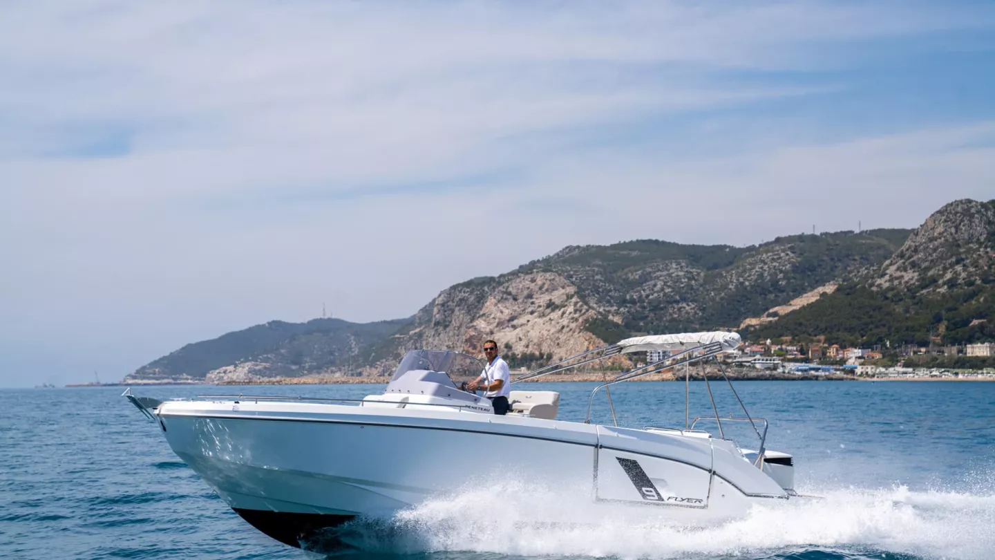 Vaartlander_BeneteauFlyer9SPACEdeck-7 Beneteau Flyer 9 SPACEdeck varend met boeg omhoog