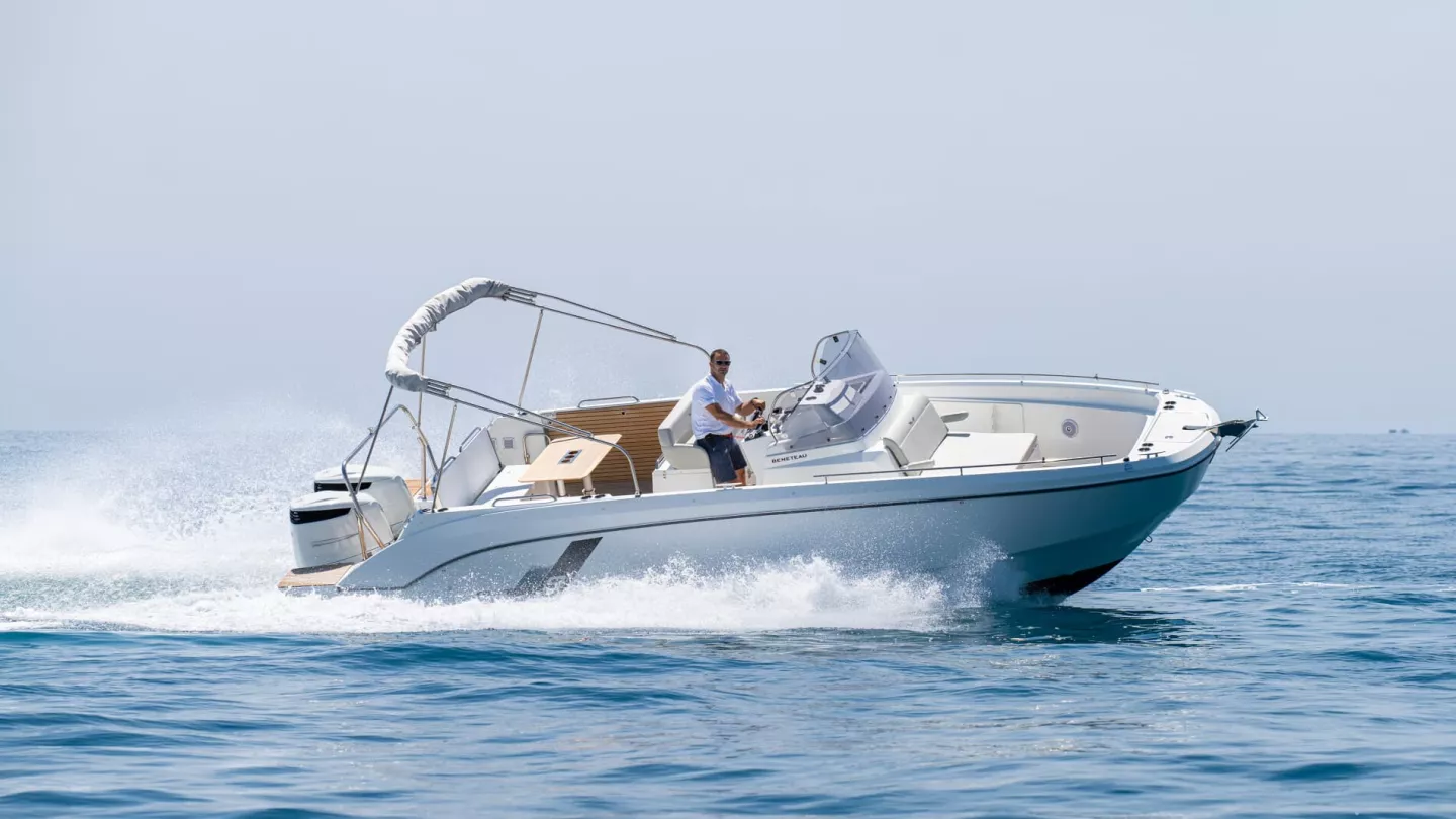 Vaartlander_BeneteauFlyer9SPACEdeck-8 Beneteau Flyer 9 SPACEdeck met opvarenden tijdens varen