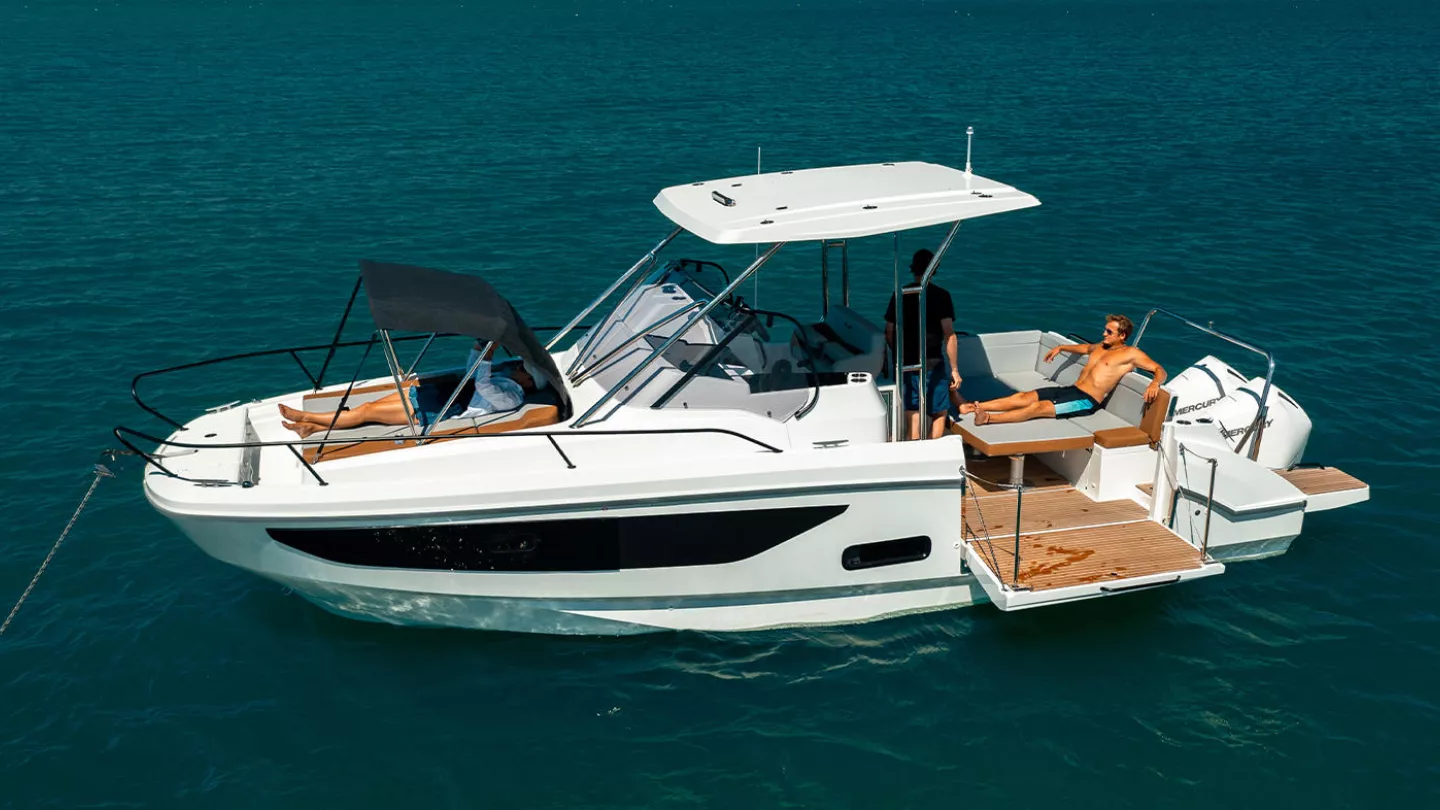 Vaartlander_BeneteauFlyer9SUNdeck-1 Beneteau Flyer 9 SUNdeck aangemeerd op open water