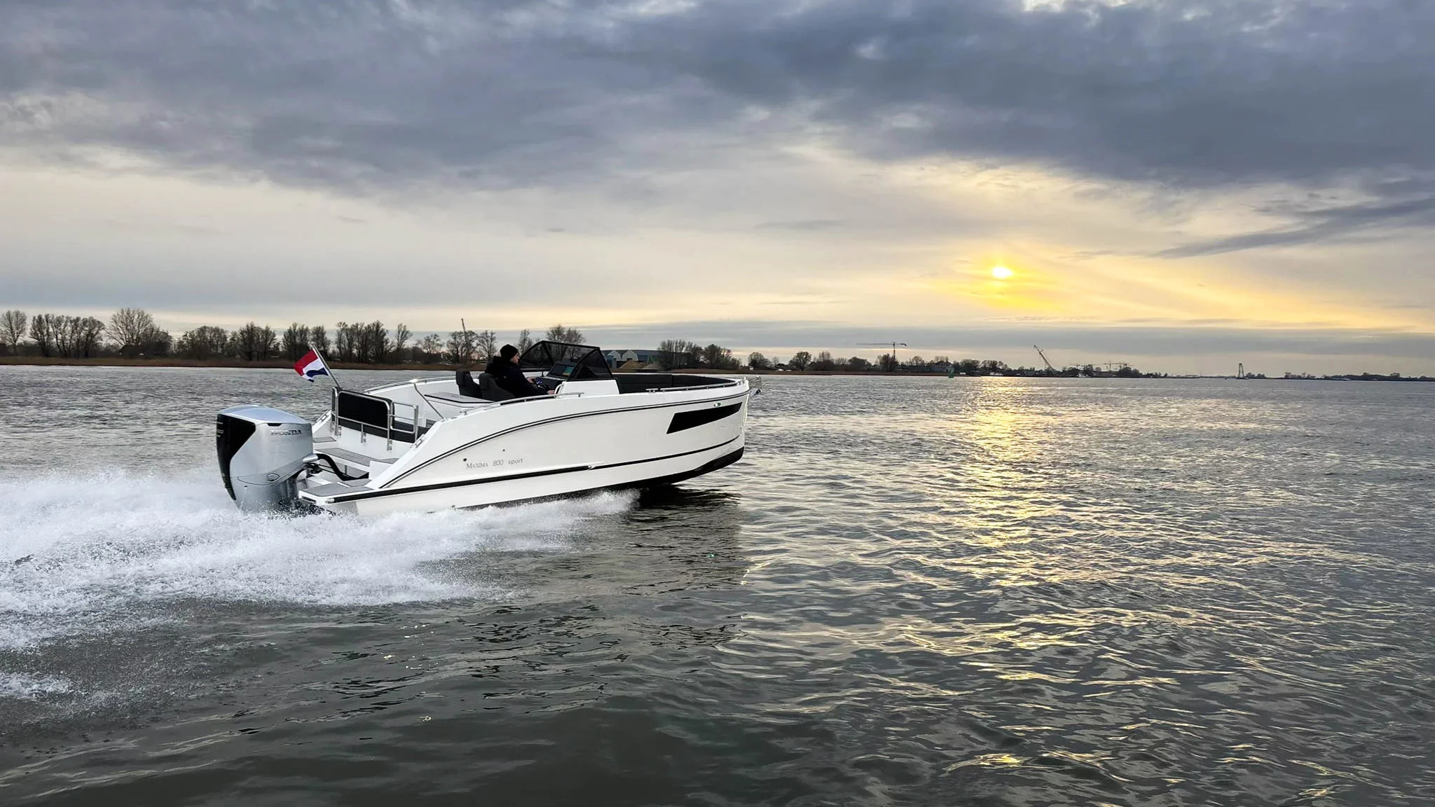 Vaartlander_Maxima800Sport-1 Maxima 800 Sport sportieve consoleboot in zijaanzicht op het water