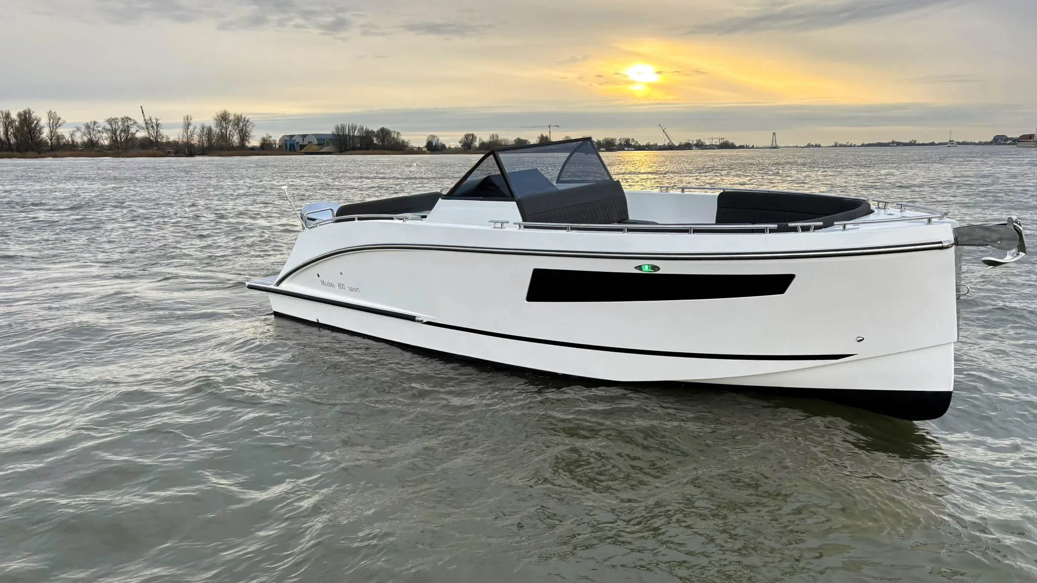 Vaartlander_Maxima800Sport-10 Zijaanzicht van de Maxima 800 Sport consoleboot op het water