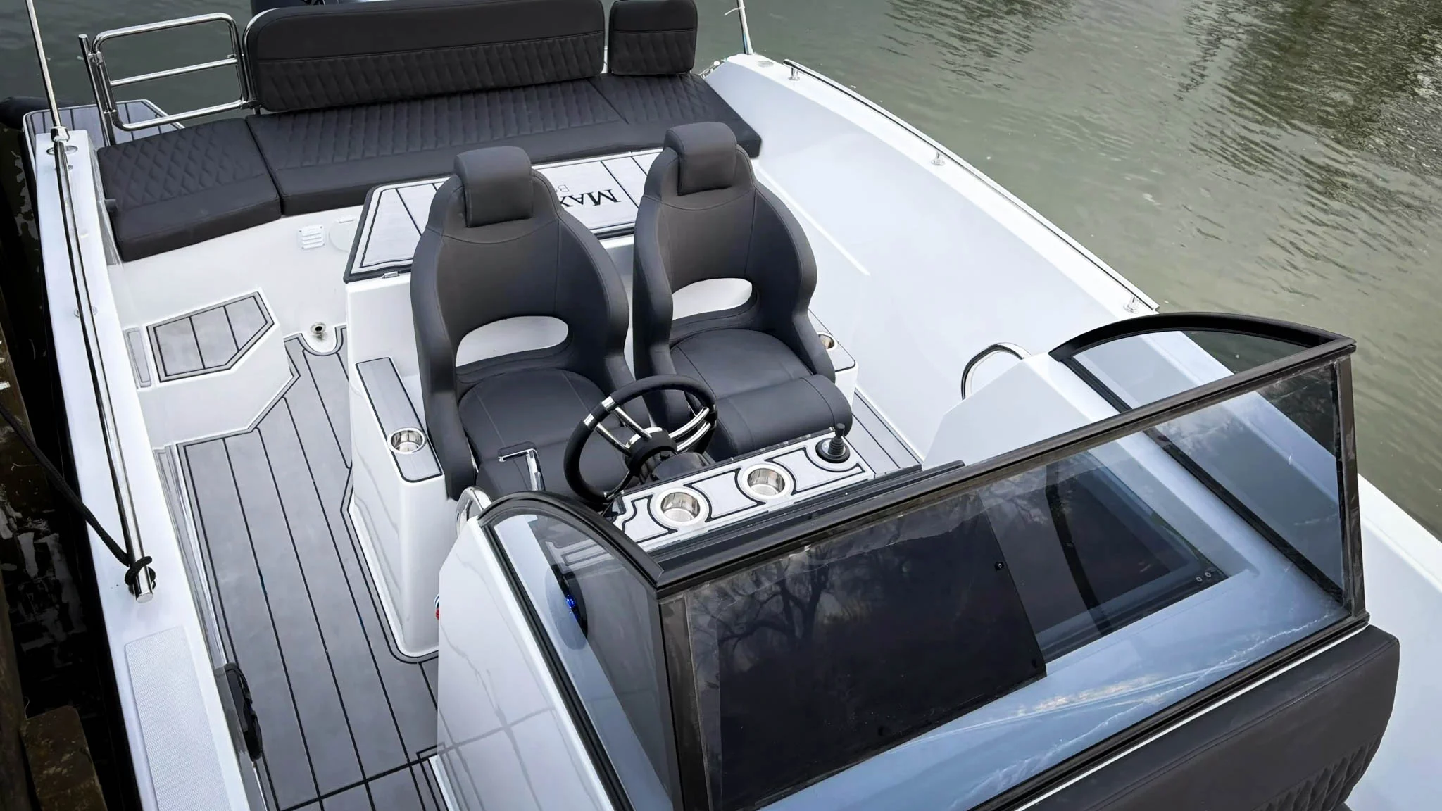 Vaartlander_Maxima800Sport-11 Zitplaatsen achter de console van de Maxima 800 Sport met comfortabele stoelen