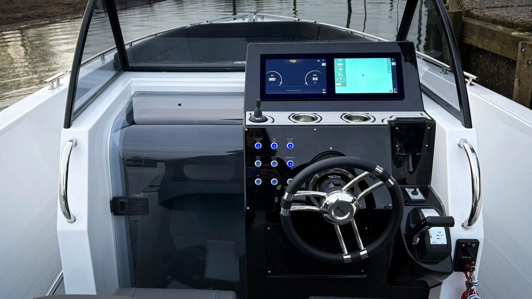 Vaartlander_Maxima800Sport-12 Stuurconsole van de Maxima 800 Sport met modern dashboard bij Vaartlander Boats