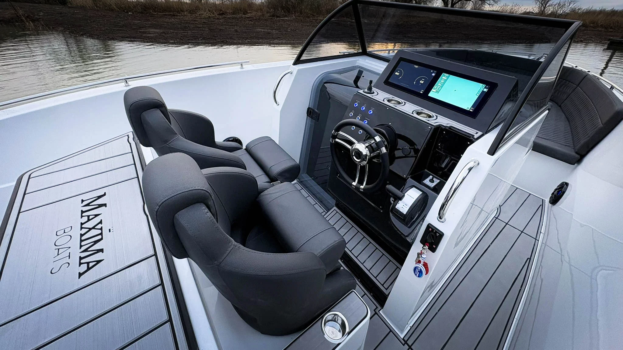 Vaartlander_Maxima800Sport-14 Zitplaatsen en stuurstand van de Maxima 800 Sport consoleboot