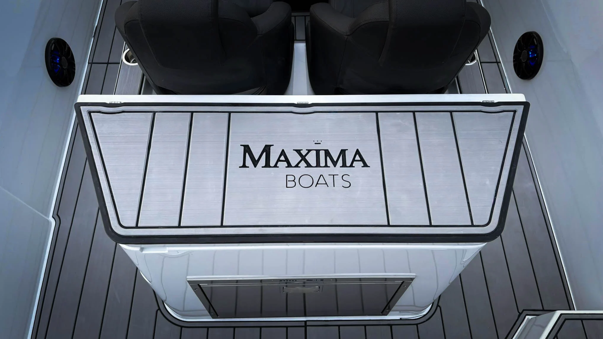 Vaartlander_Maxima800Sport-15 Achterzijde van de Maxima 800 Sport met geïntegreerd zwemplateau en merklogo