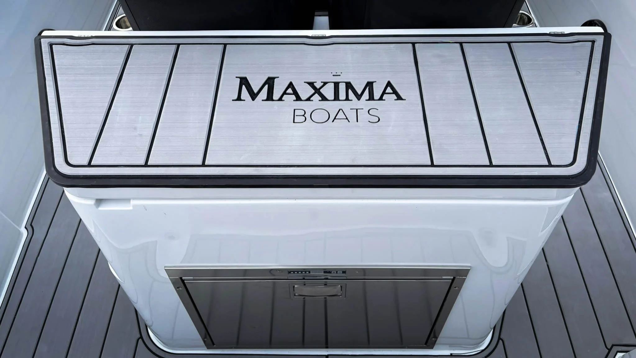 Vaartlander_Maxima800Sport-16 Zwemplateau van de Maxima 800 Sport met teaklook afwerking en Maxima Boats logo