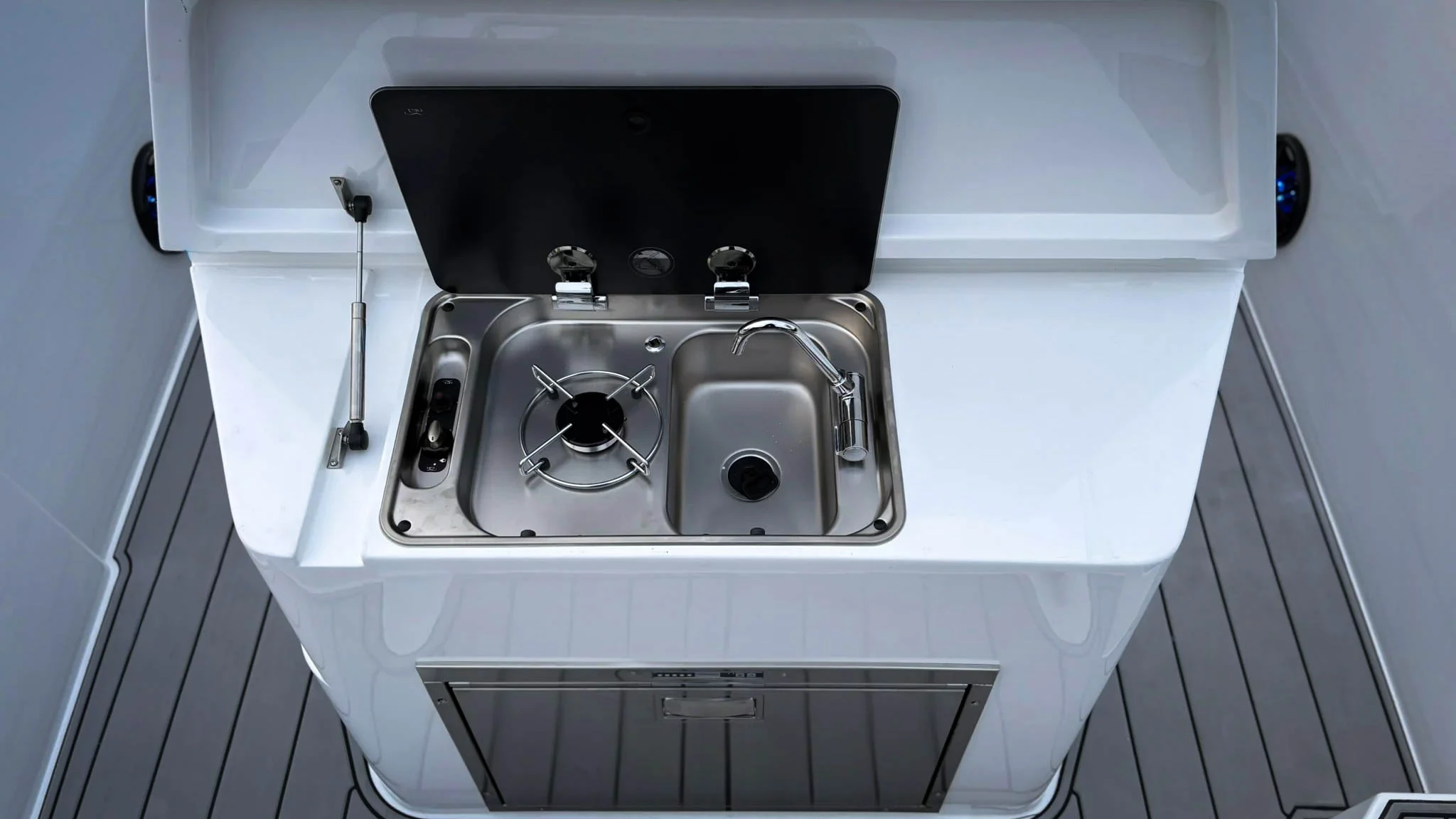 Vaartlander_Maxima800Sport-17 Buitenkeuken in de Maxima 800 Sport consoleboot met spoelbak en kookvoorziening