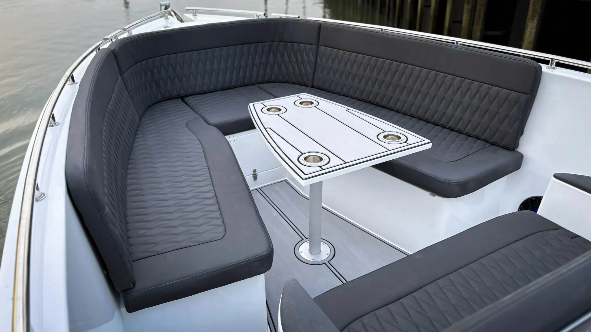 Vaartlander_Maxima800Sport-19 Rondzit met tafel in de boeg van de Maxima 800 Sport consoleboot