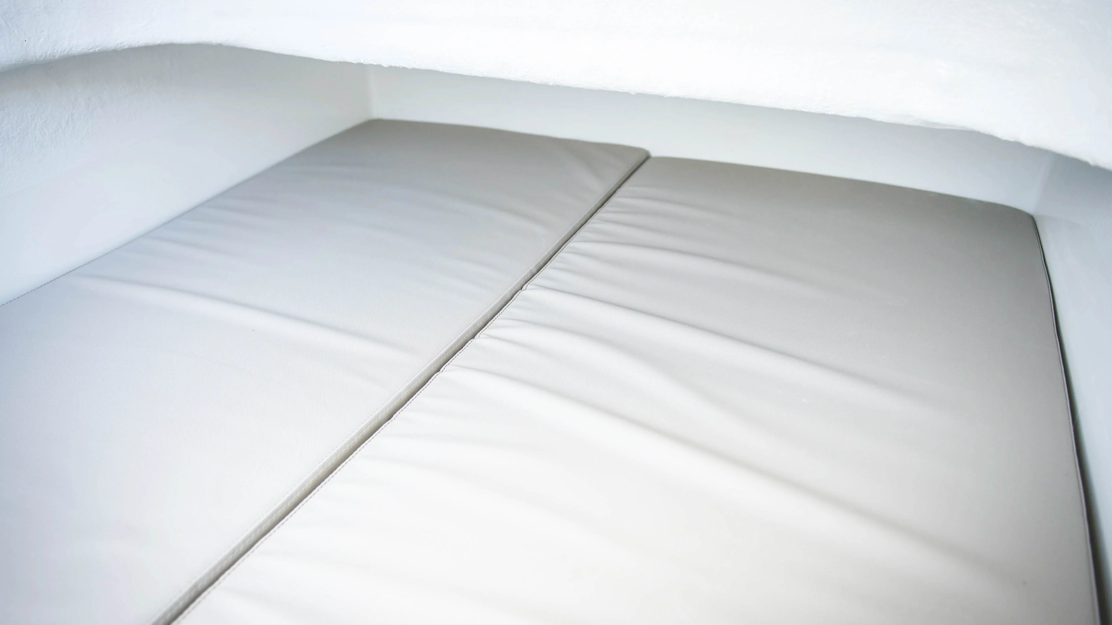 Vaartlander_Maxima800Sport-21 Comfortabel ligbed in de console van de Maxima 800 Sport consoleboot