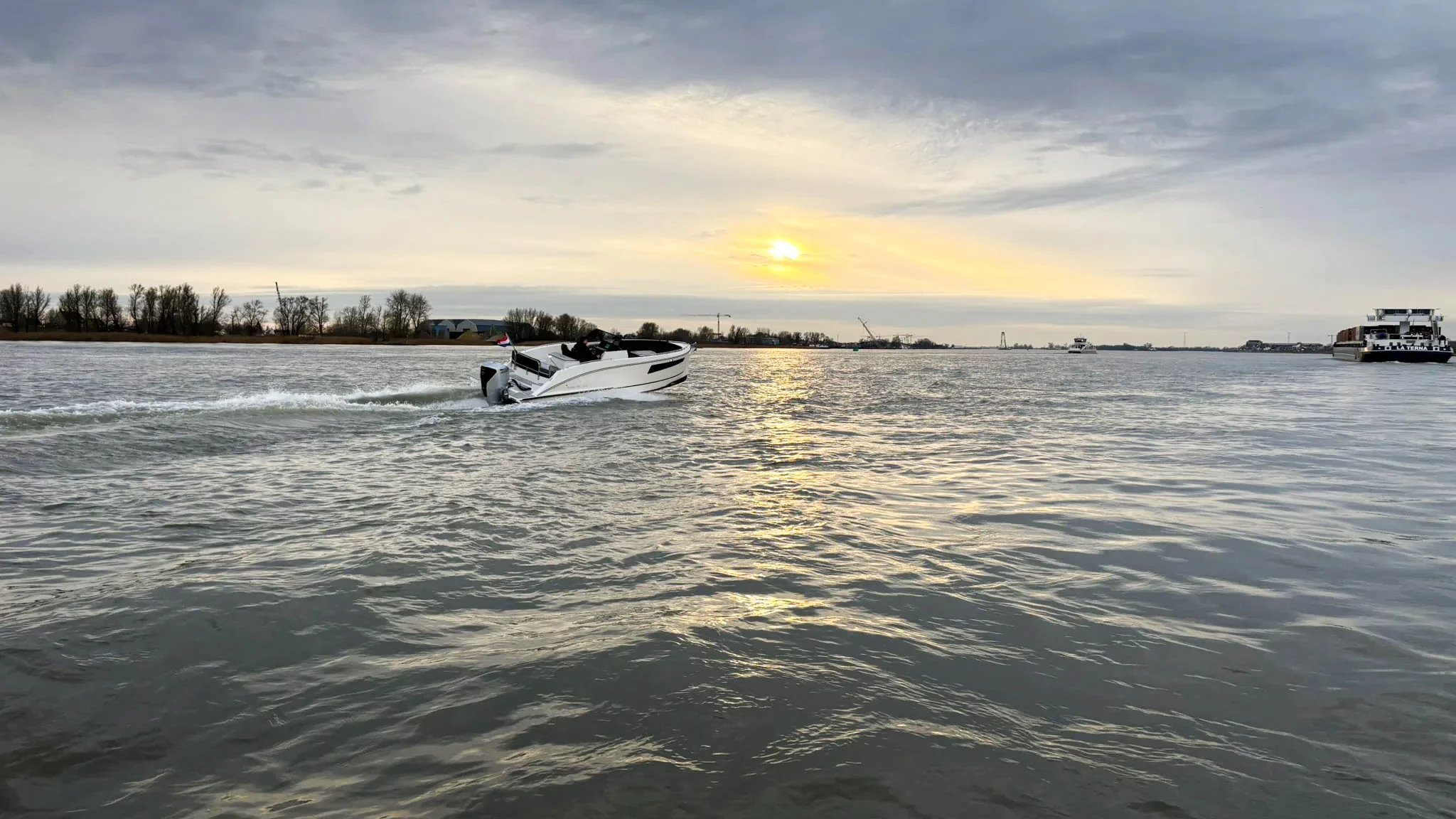 Vaartlander_Maxima800Sport-4 Maxima 800 Sport consoleboot op ruim vaarwater tijdens rustige omstandigheden