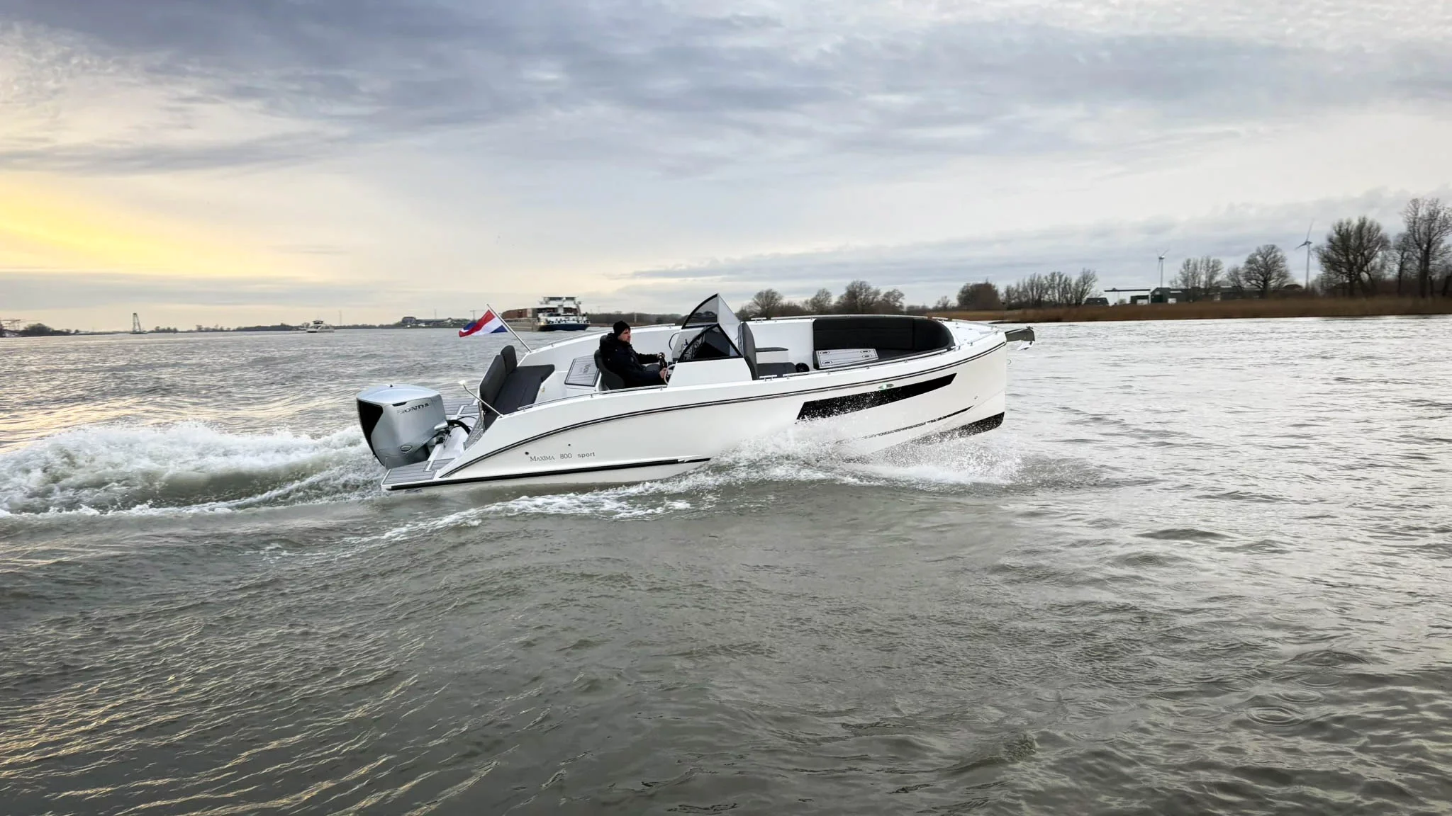 Vaartlander_Maxima800Sport-5 Maxima 800 Sport consoleboot varend met buitenboordmotor op open water