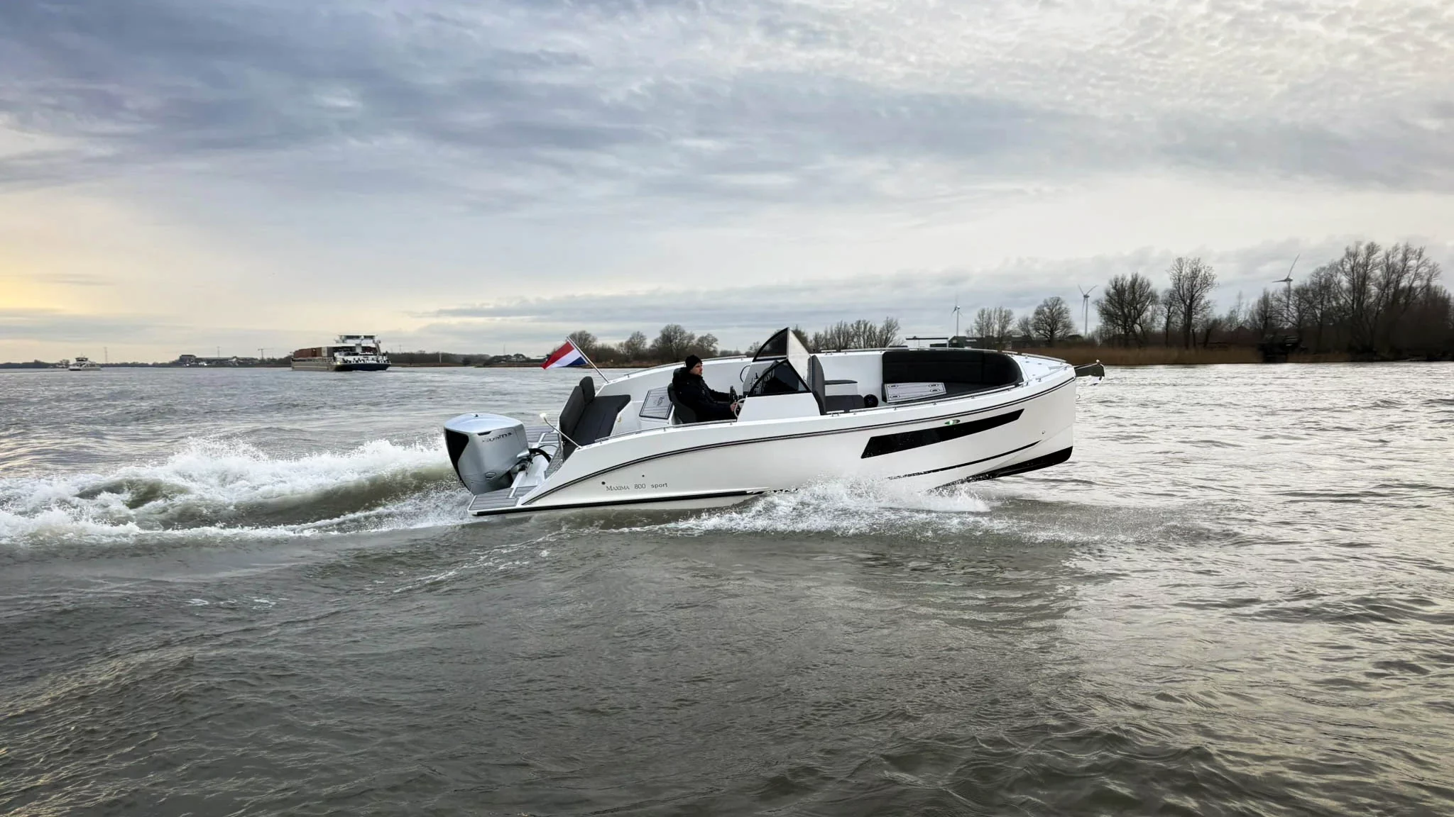 Vaartlander_Maxima800Sport-6 Maxima 800 Sport sportieve consoleboot in zijaanzicht tijdens het varen