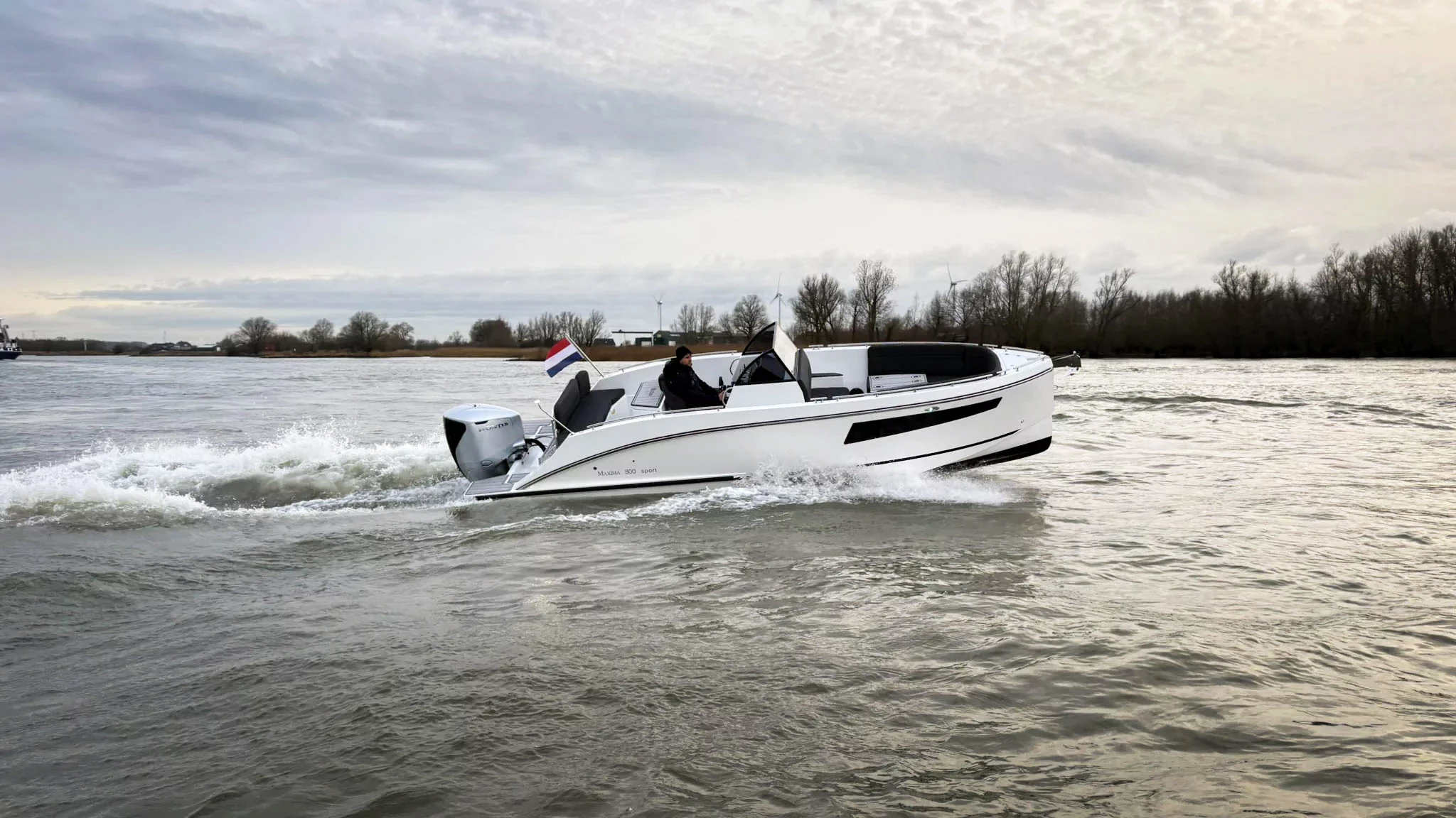 Vaartlander_Maxima800Sport-7 Maxima 800 Sport consoleboot op rustig vaarwater, geleverd door Vaartlander Boats