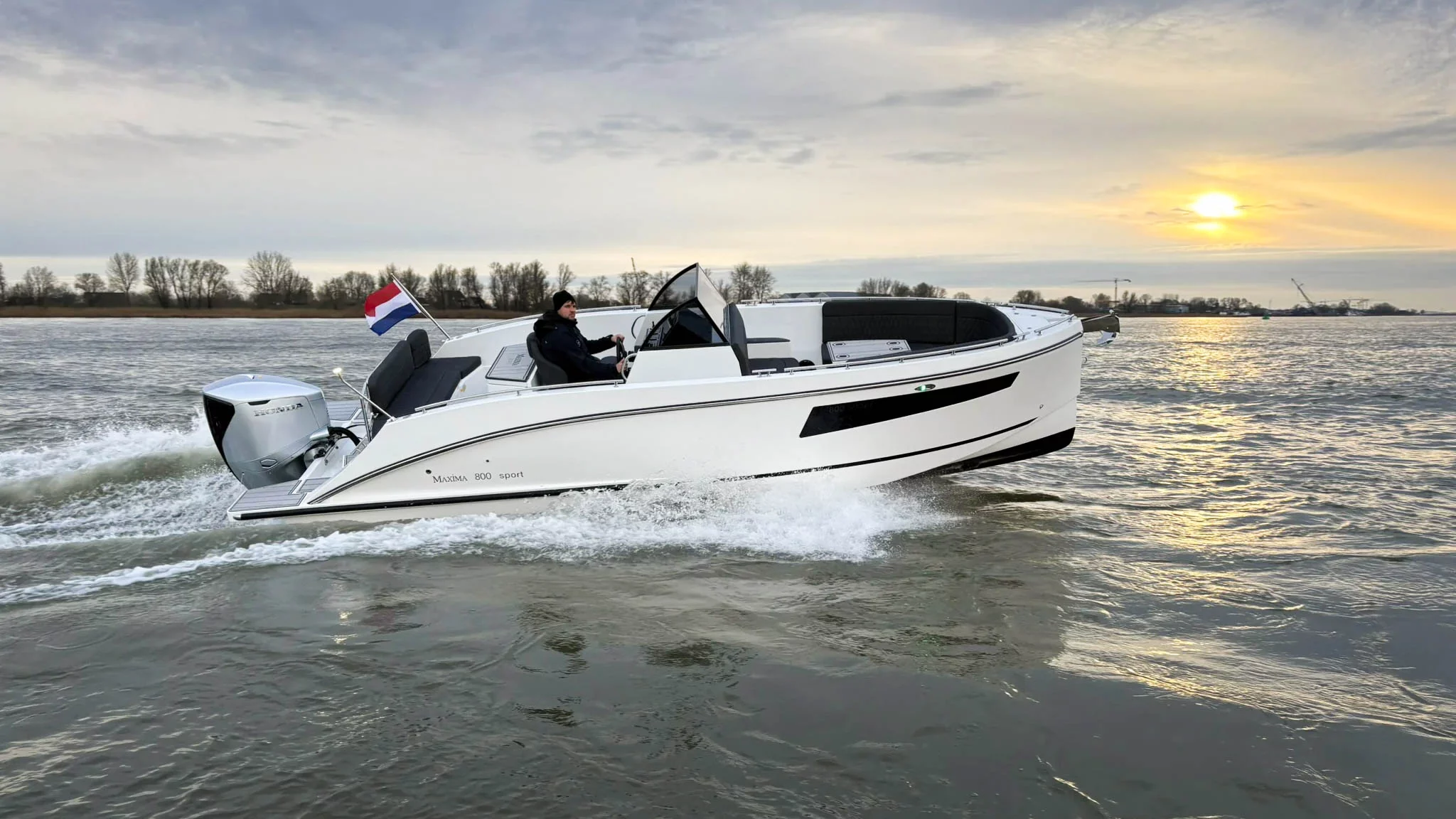 Vaartlander_Maxima800Sport-8 Maxima 800 Sport varend bij zonsondergang met sportieve uitstraling