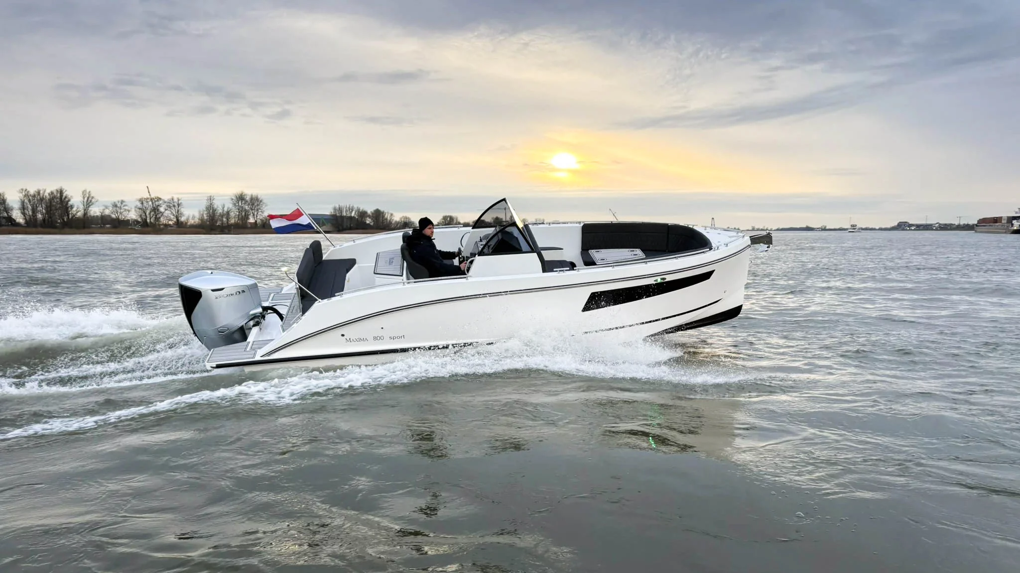 Vaartlander_Maxima800Sport-9 Maxima 800 Sport consoleboot varend op open water, geleverd door Vaartlander Boats