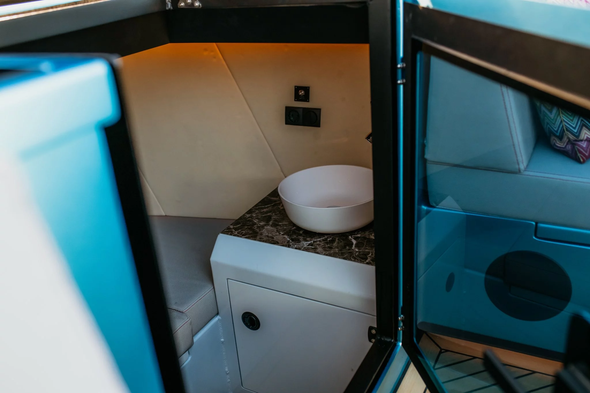 Vaartlander_QualiaQT25-1 Toiletruimte in cabine van Qualia QT25