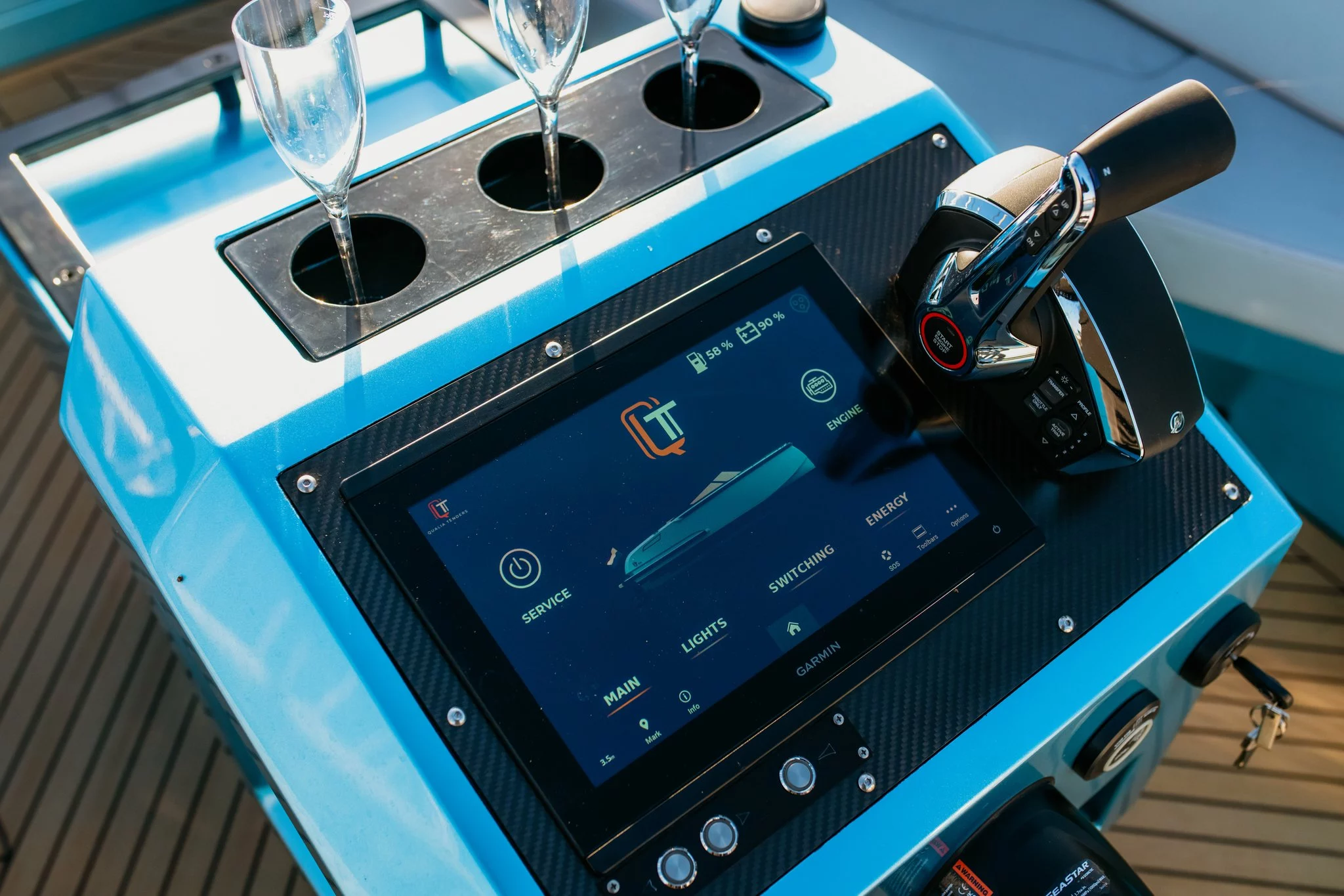 Vaartlander_QualiaQT25-10 Stuurconsole met touchscreen van Qualia QT25