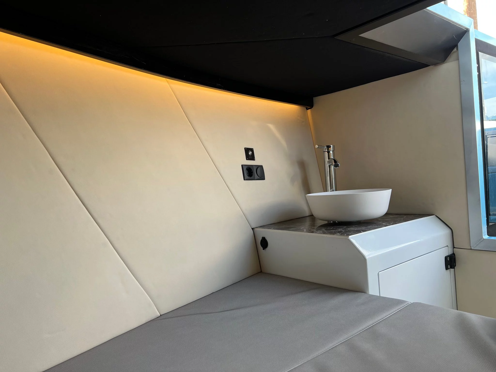 Vaartlander_QualiaQT25-11 Toiletruimte in cabine van Qualia QT25