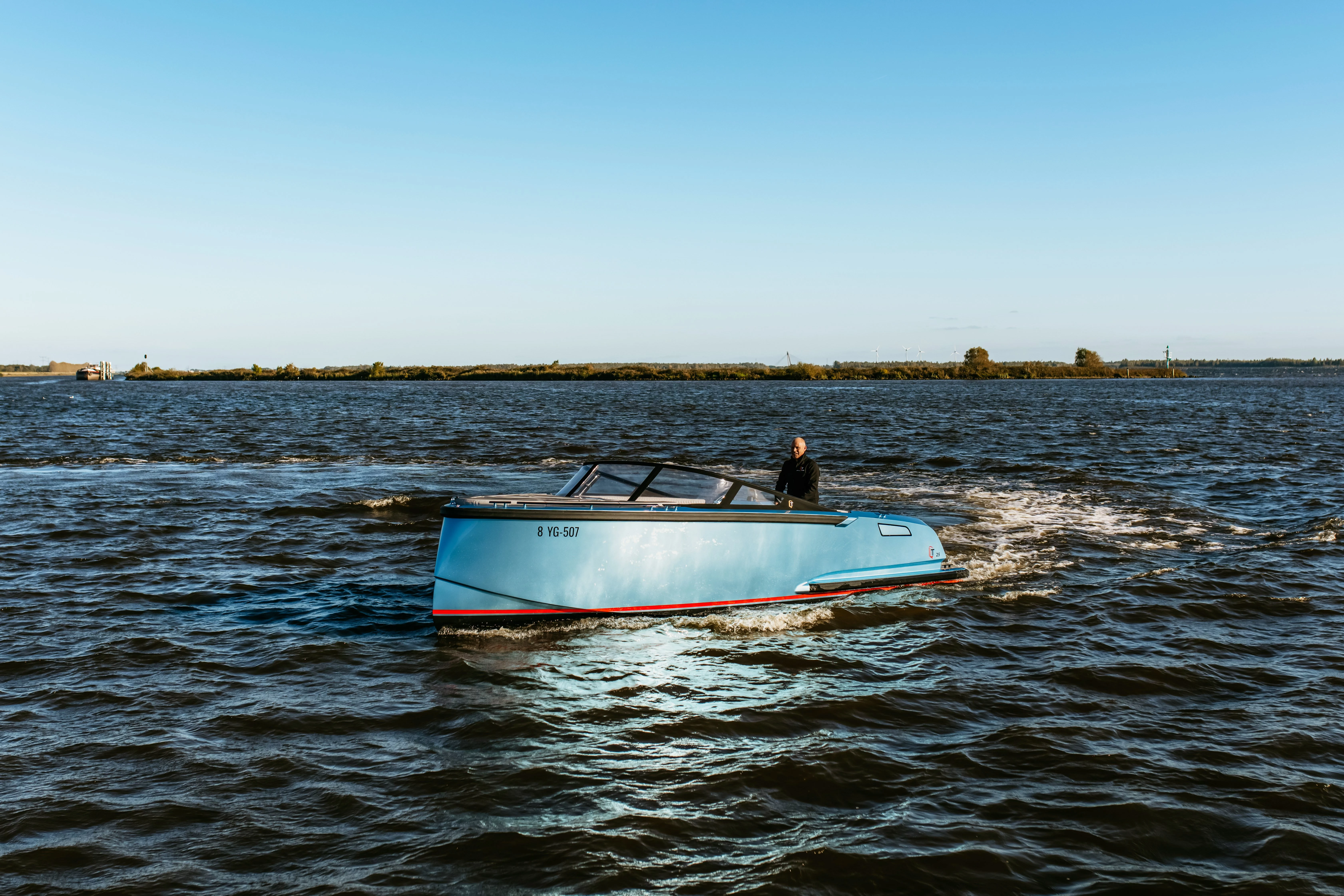 Vaartlander_QualiaQT25-12 Qualia QT25 varend op rustig binnenwater
