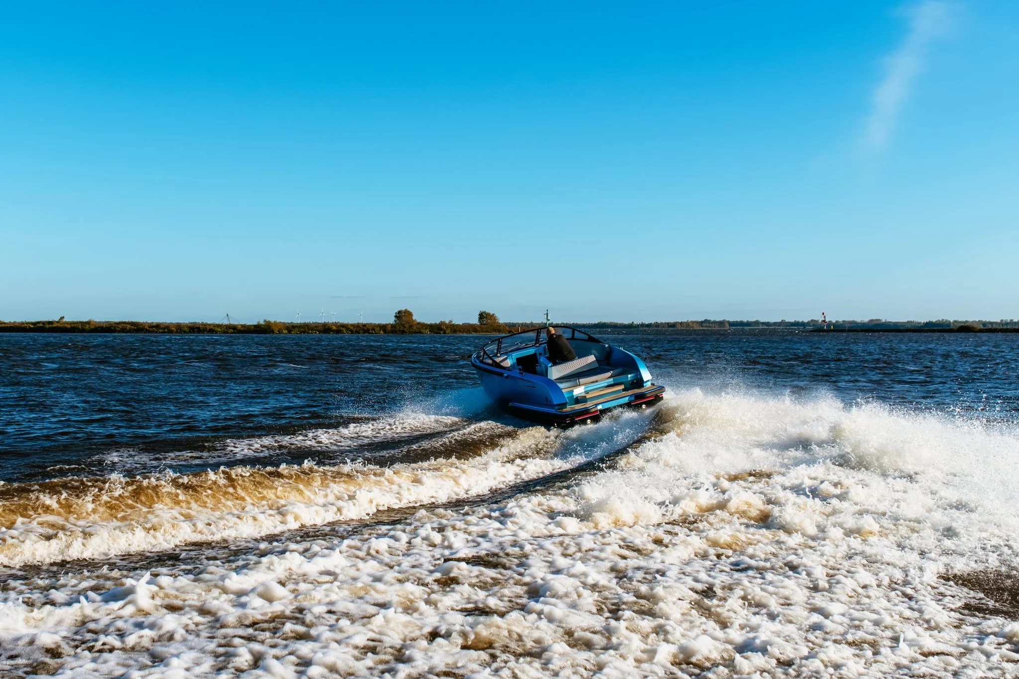 Vaartlander_QualiaQT25-4 Qualia QT25 varend op binnenwater