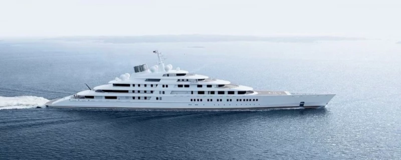 Azzam Yacht Azzam grootste superjacht ter wereld varend op open zee