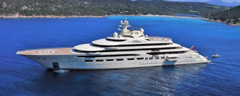 Dilbar Dilbar megajacht met groot zwembad en enorme binnenruimte