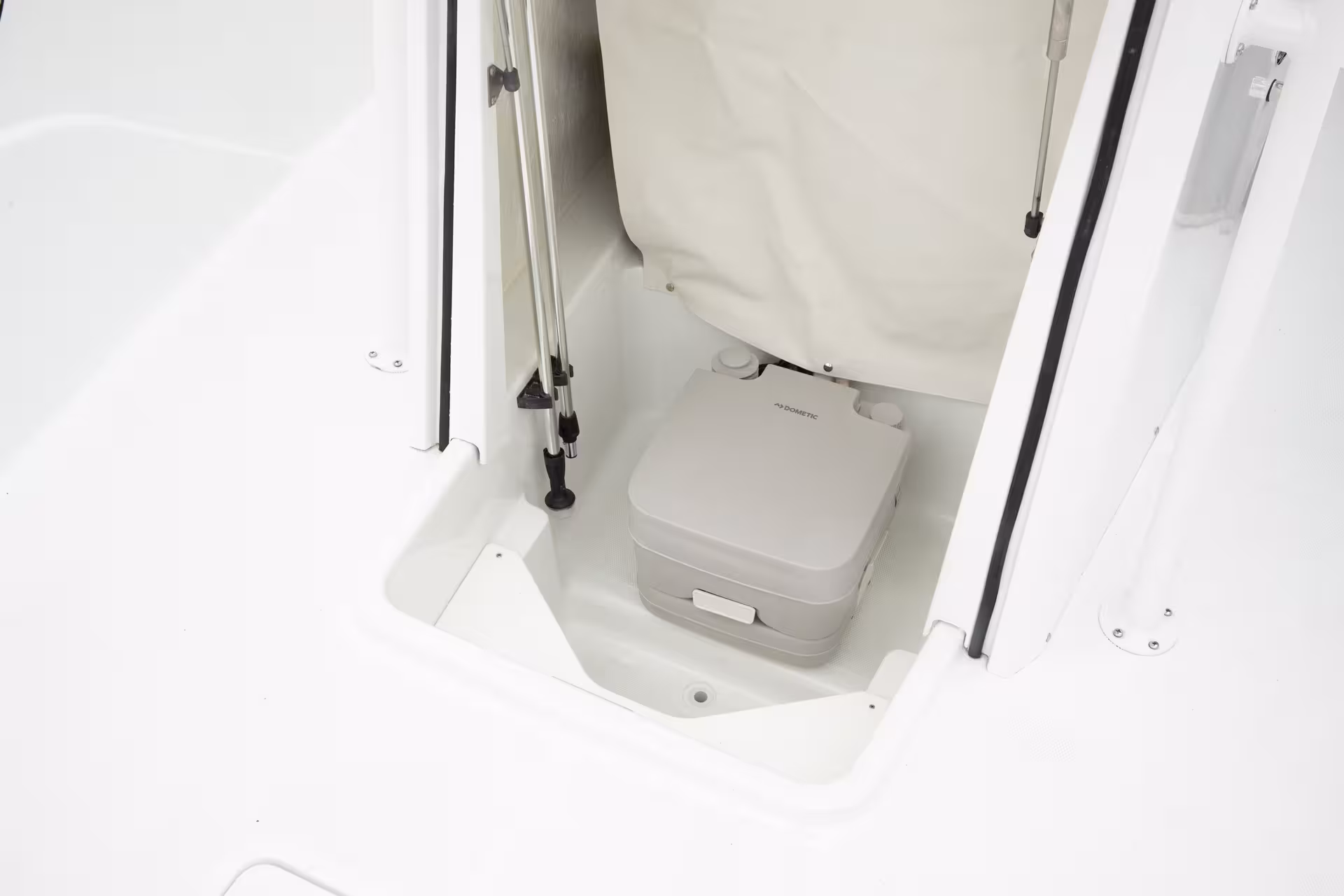 Vaartlander_Wellcraft202Fisherman-24 Toiletruimte in Wellcraft 202 Fisherman cabine met compacte indeling