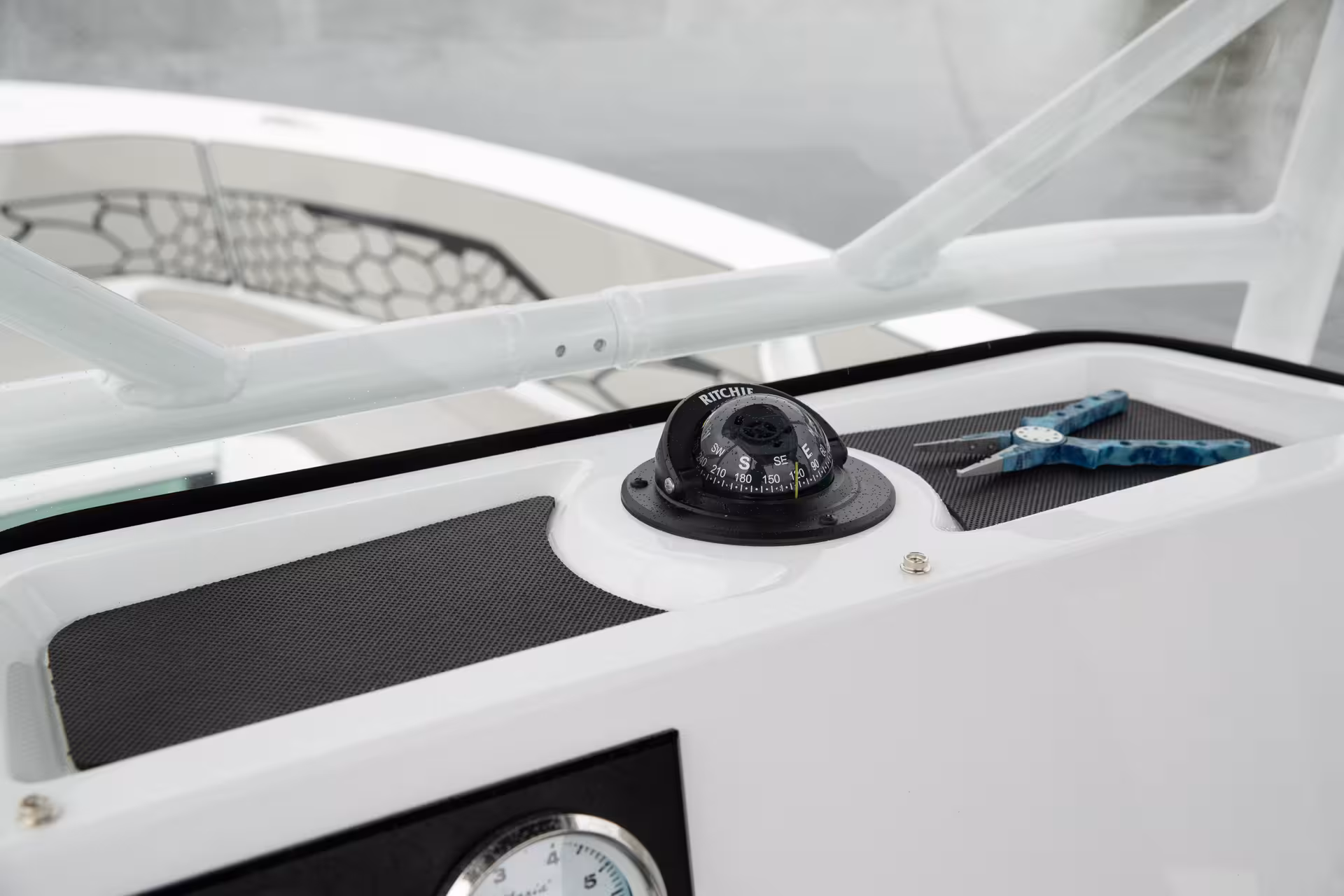 Vaartlander_Wellcraft202Fisherman-27 Detail van Wellcraft 202 Fisherman met navigatiekompas op stuurconsole