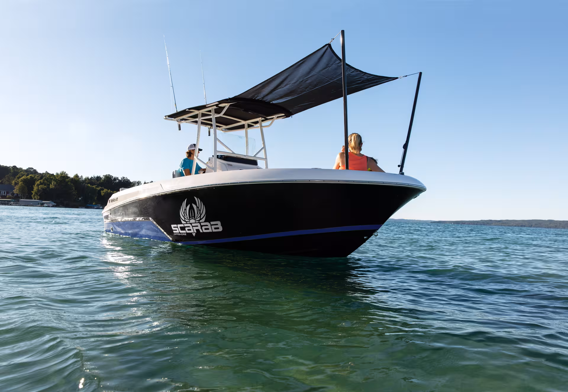 Vaartlander_Wellcraft202Fisherman-3 Wellcraft 202 Fisherman met T-top overkapping varend op rustig water