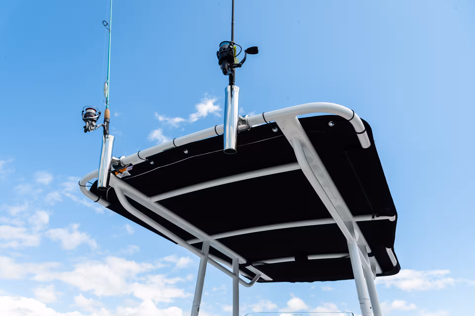 Vaartlander_Wellcraft202Fisherman-34 T-top van Wellcraft 202 Fisherman van onderaf gezien met stevige constructie