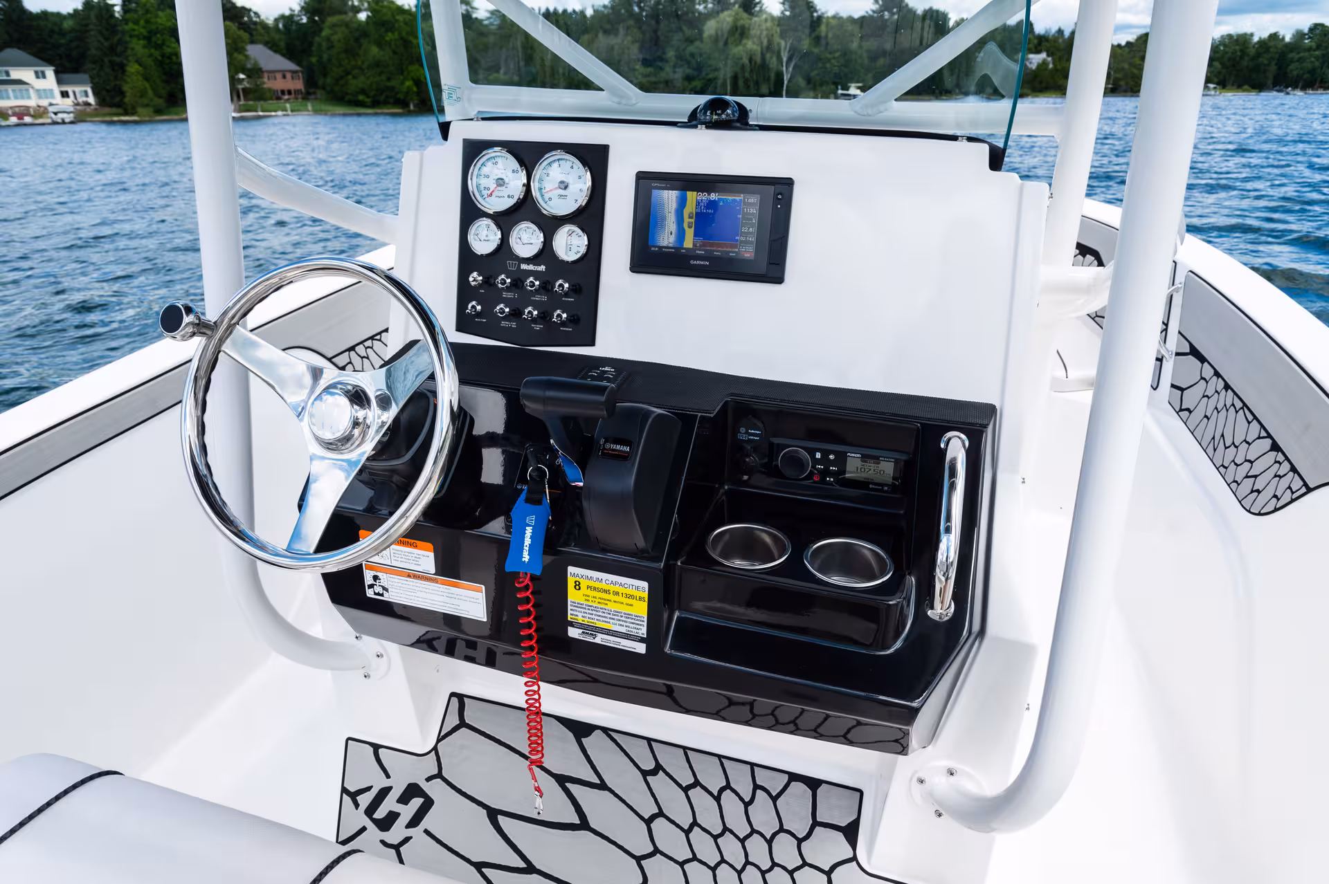 Vaartlander_Wellcraft202Fisherman-38 Dashboard van Wellcraft 202 Fisherman met stuurconsole en navigatiescherm