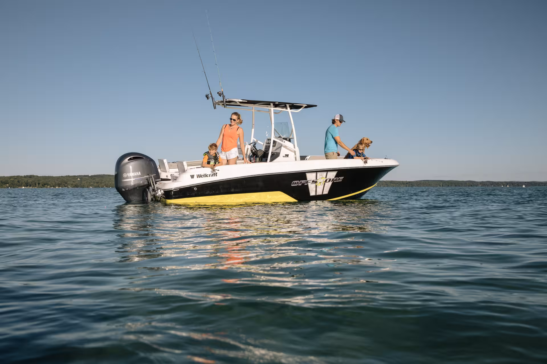 Vaartlander_Wellcraft202Fisherman-41 Wellcraft 202 Fisherman console boot varend op rustig water met passagiers