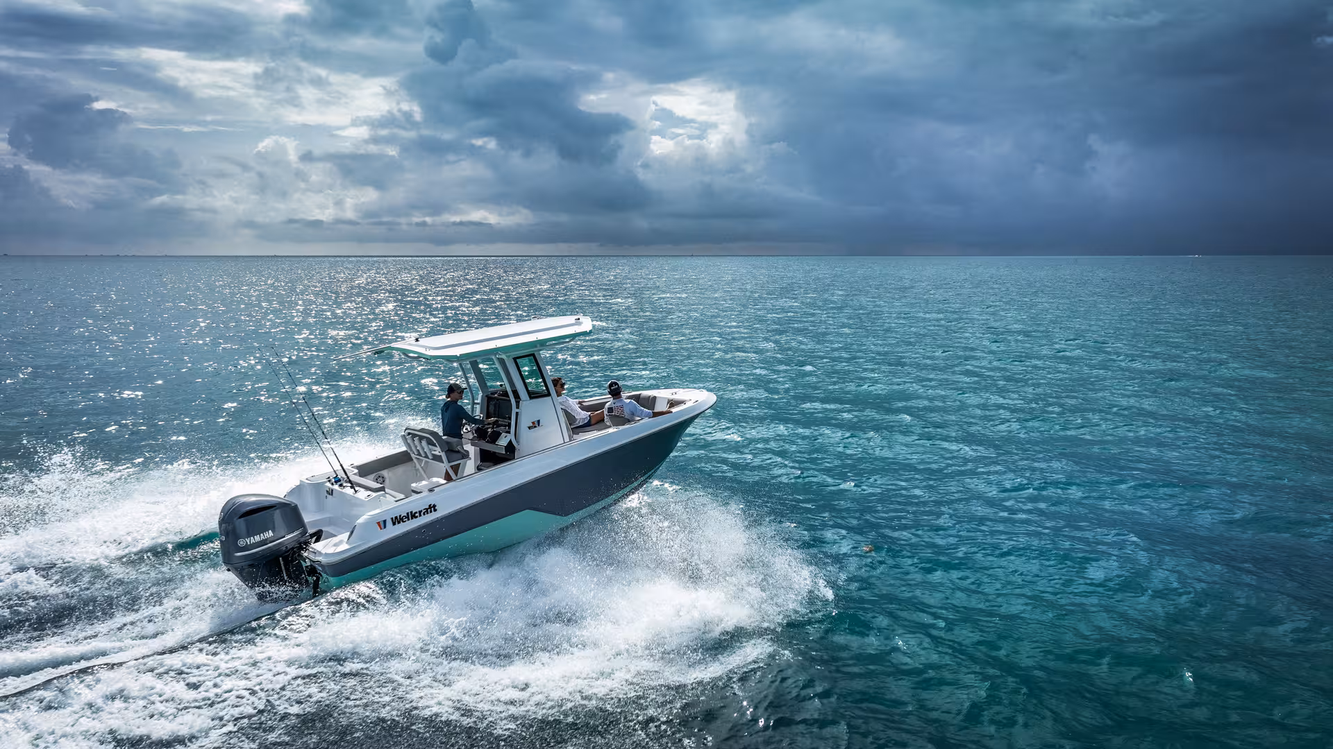 Vaartlander_Wellcraft223Fisherman-10 Wellcraft 223 Fisherman console boot varend op helder water met T-top en open dek