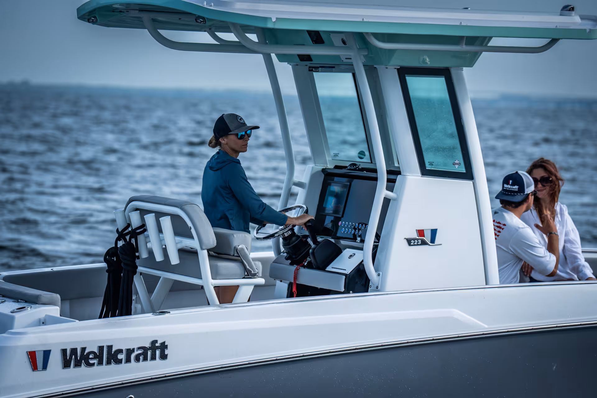 Vaartlander_Wellcraft223Fisherman-16 Bestuurder van Wellcraft 223 Fisherman onder T-top met goed zicht en controle