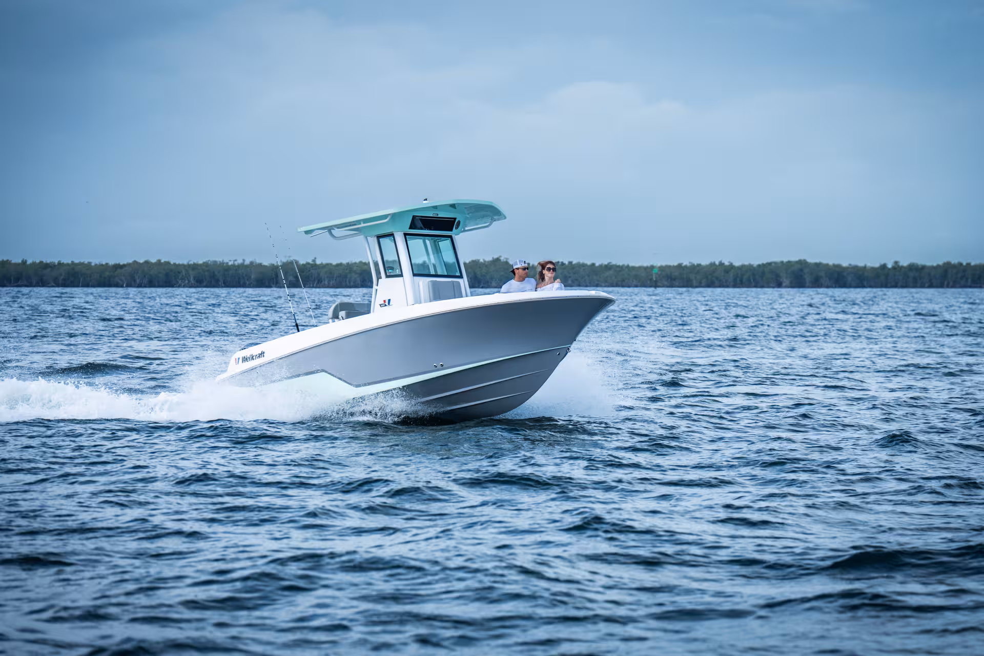 Vaartlander_Wellcraft223Fisherman-9 Wellcraft 223 Fisherman console boot op helder water met open dekruimte