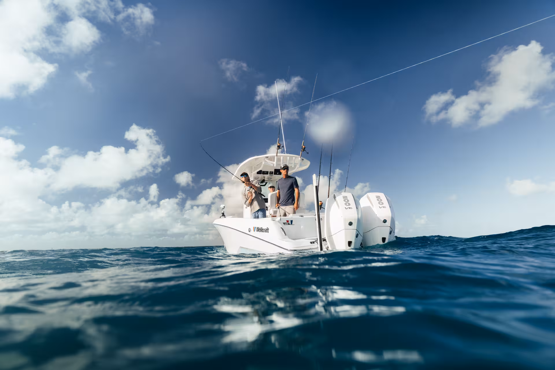 Vaartlander_Wellcraft243Fisherman-12 Wellcraft 243 Fisherman van voren gezien op zee met T-top en open dek