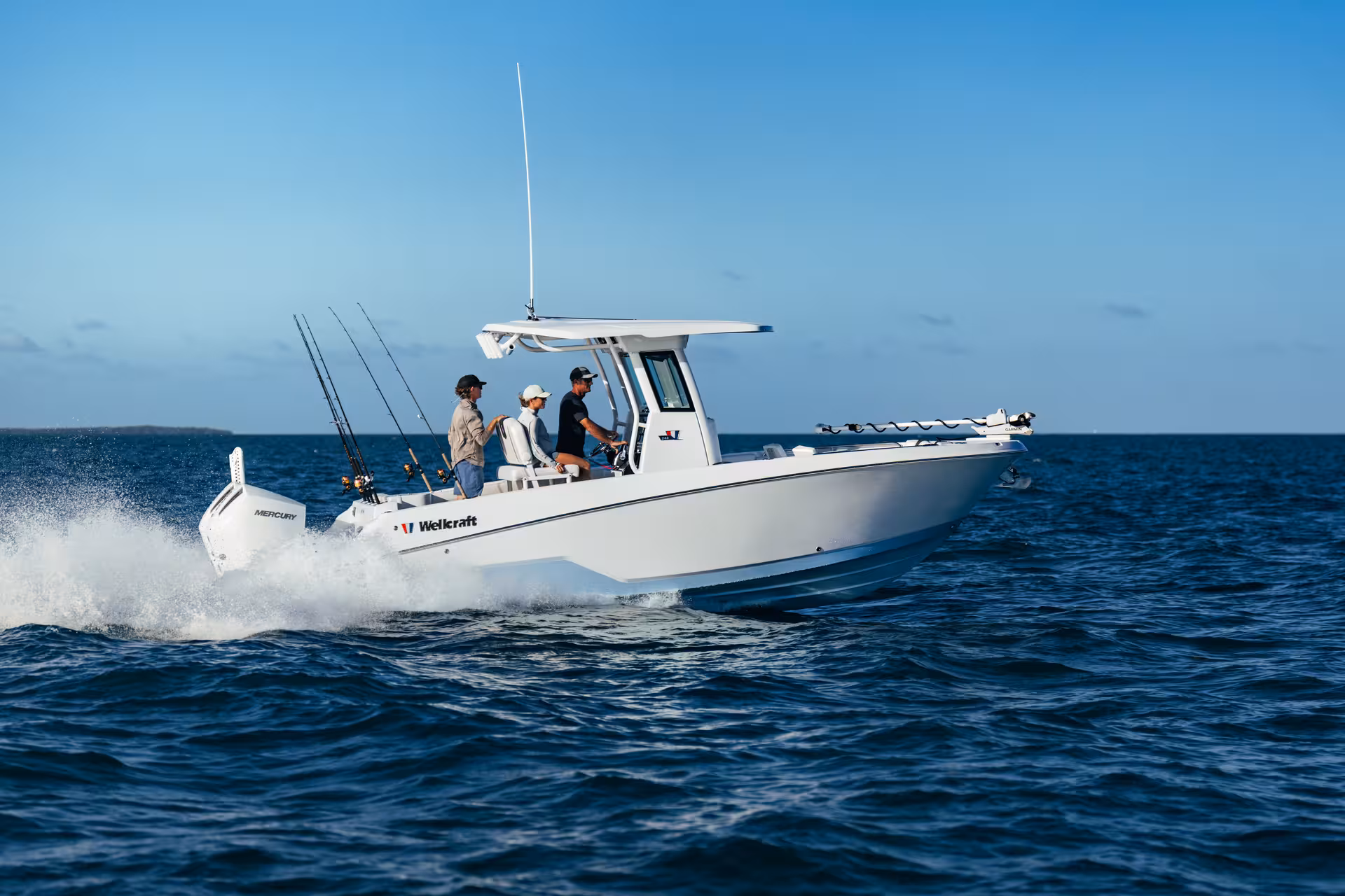 Vaartlander_Wellcraft243Fisherman-2 Wellcraft 243 Fisherman console boot varend langs kust met meerdere passagiers