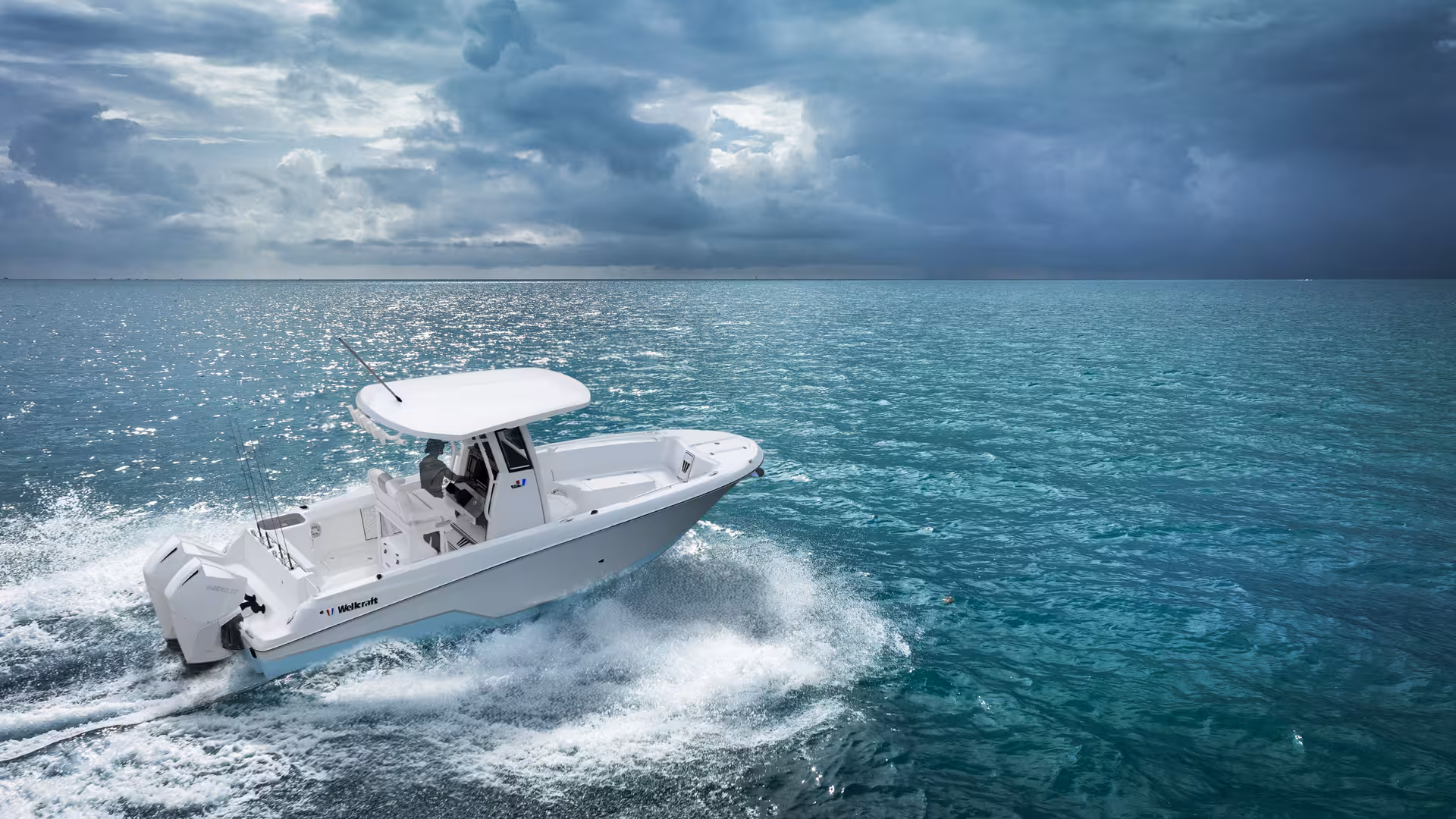 Vaartlander_Wellcraft243Fisherman-40 Wellcraft 243 Fisherman console boot varend op helder blauw water met T-top en open dek