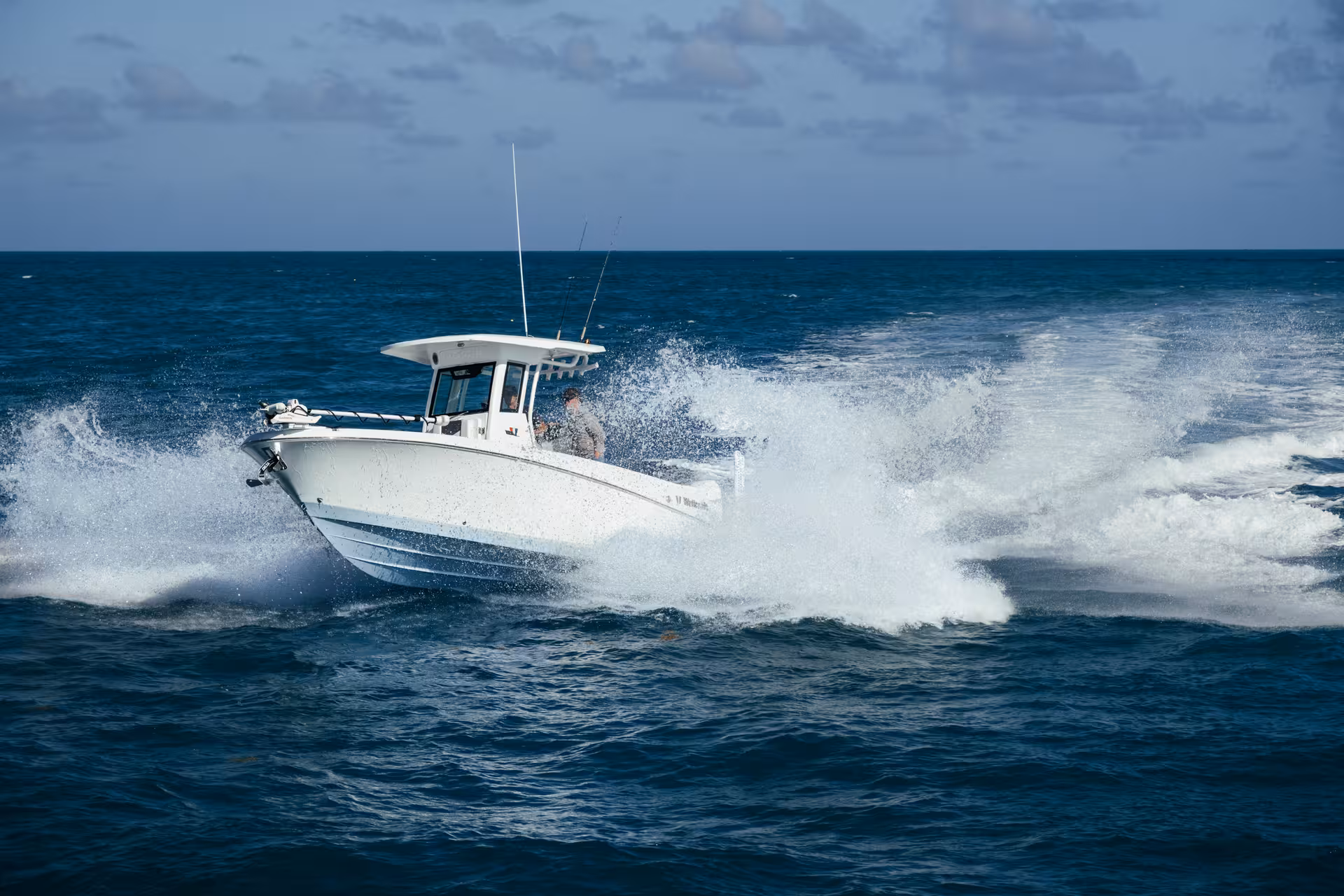 Vaartlander_Wellcraft243Fisherman-9 Wellcraft 243 Fisherman in de verte op open water met strak ontwerp