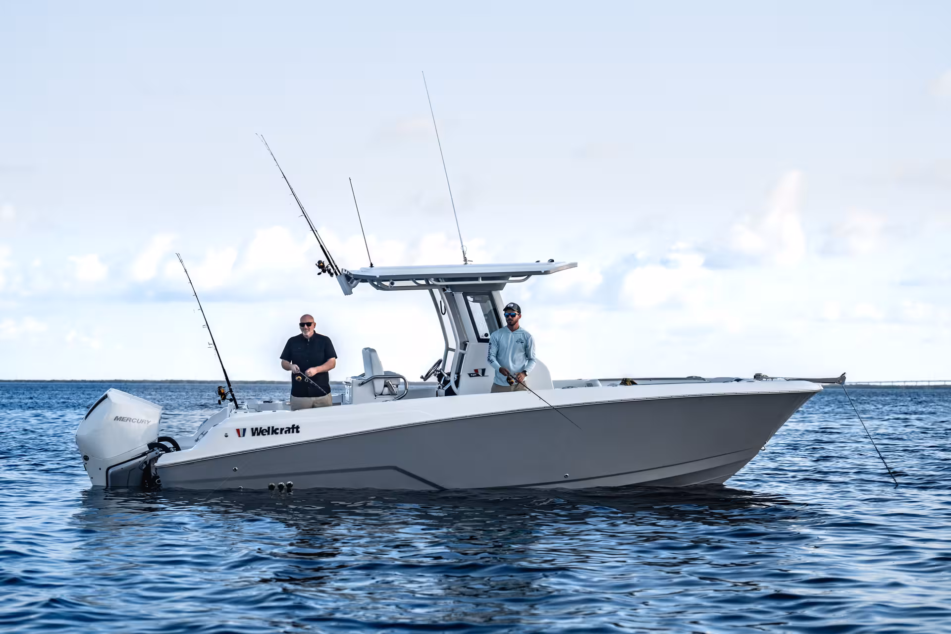 Vaartlander_Wellcraft263Fisherman-3 Wellcraft 263 Fisherman console boot varend op rustig water met open dekruimte