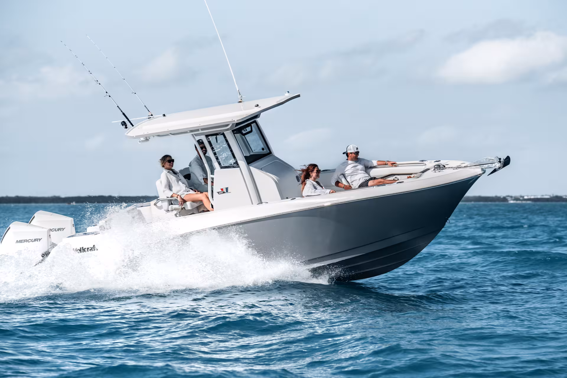 Wellcraft 263 Fisherman console boot varend op open water met krachtige buitenboordmotor Wellcraft 263 Fisherman console boot varend op open water met krachtige buitenboordmotor