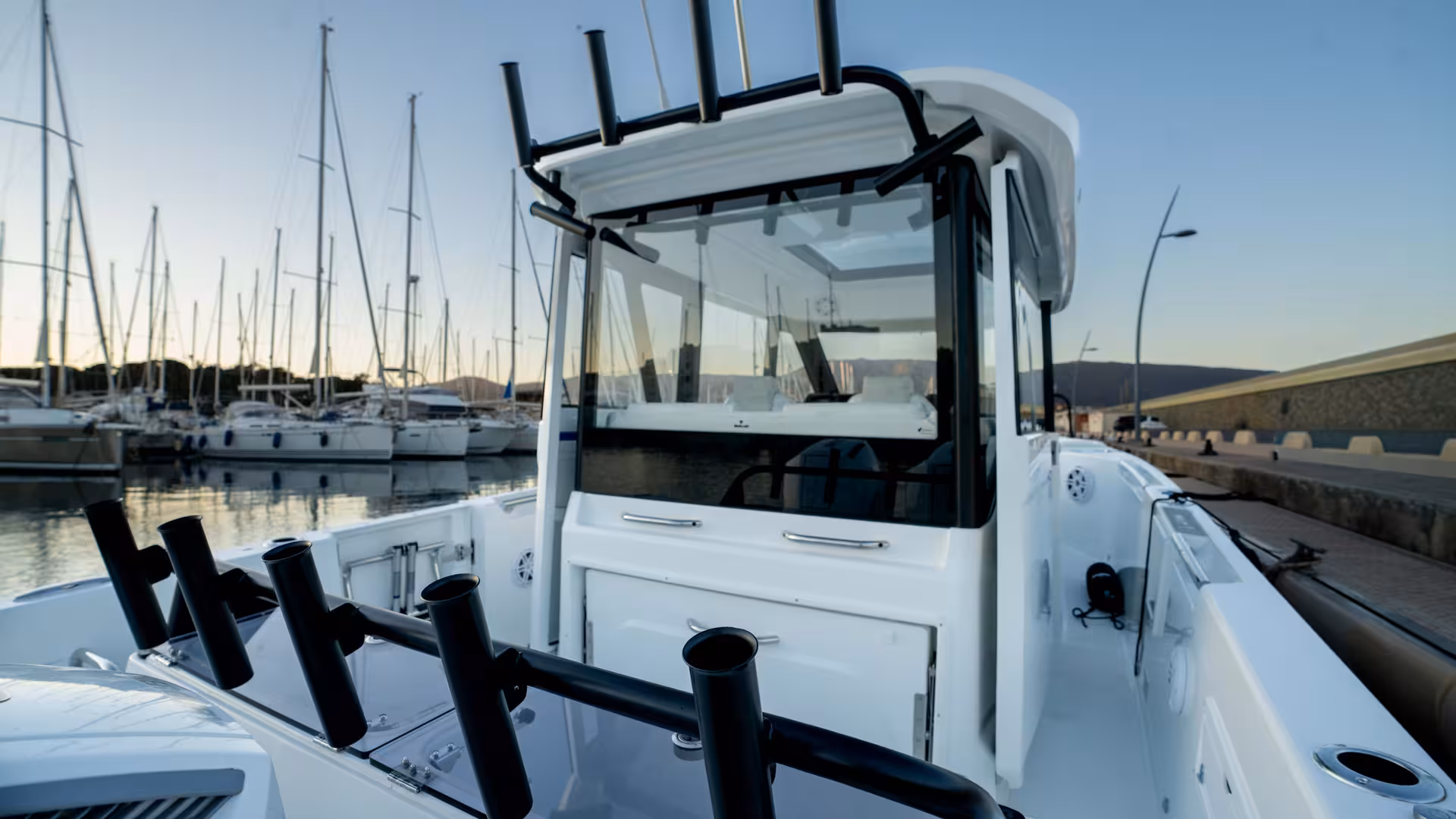 Vaartlander_Wellcraft28Explorer-1 Stuurpositie van Wellcraft 28 Explorer met T-top en beschermende voorruit